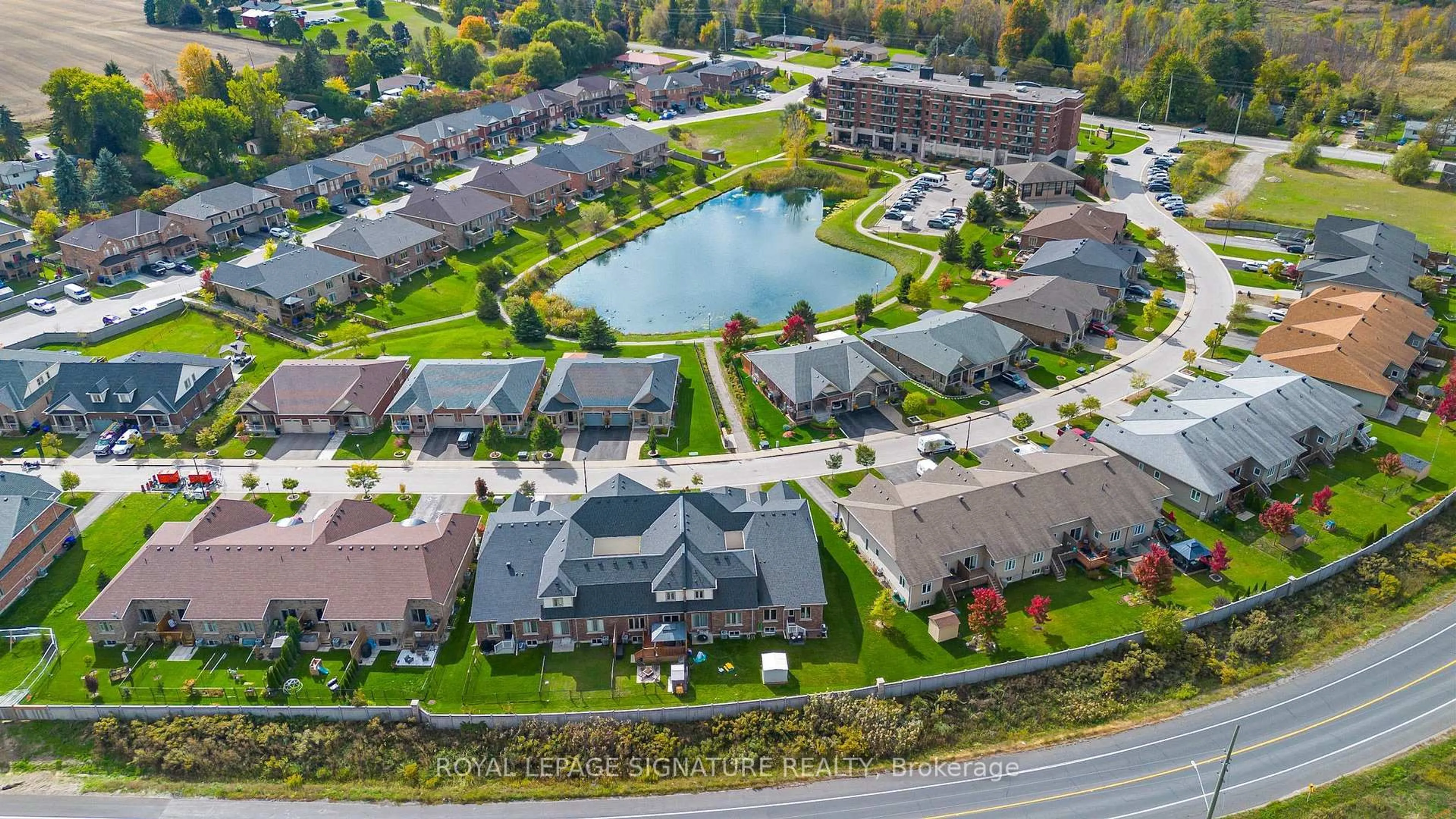 A pic from outside/outdoor area/front of a property/back of a property/a pic from drone, water/lake/river/ocean view for 65 Kingsmere Cres, New Tecumseth Ontario L9R 0K6