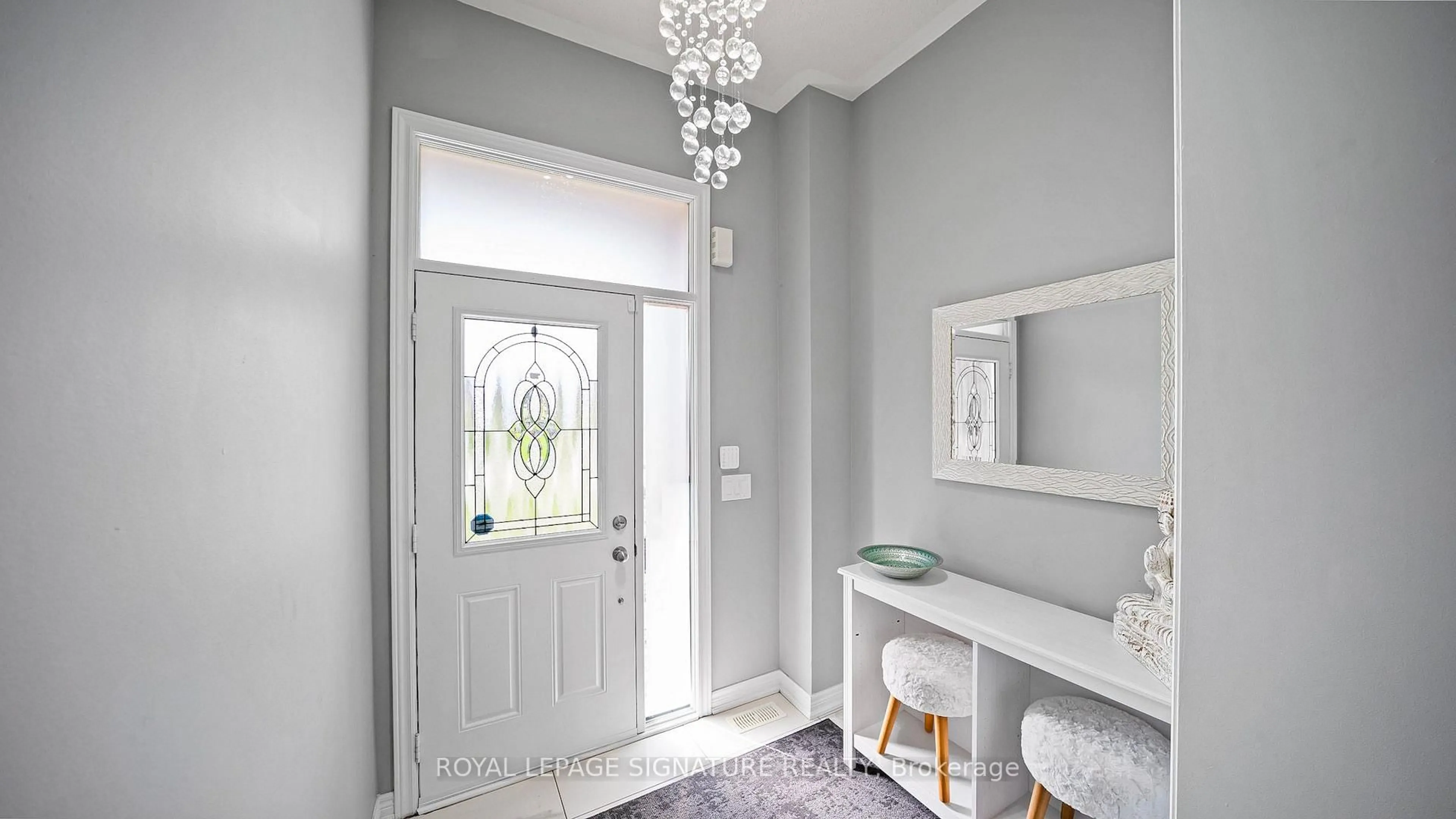 Indoor entryway for 65 Kingsmere Cres, New Tecumseth Ontario L9R 0K6