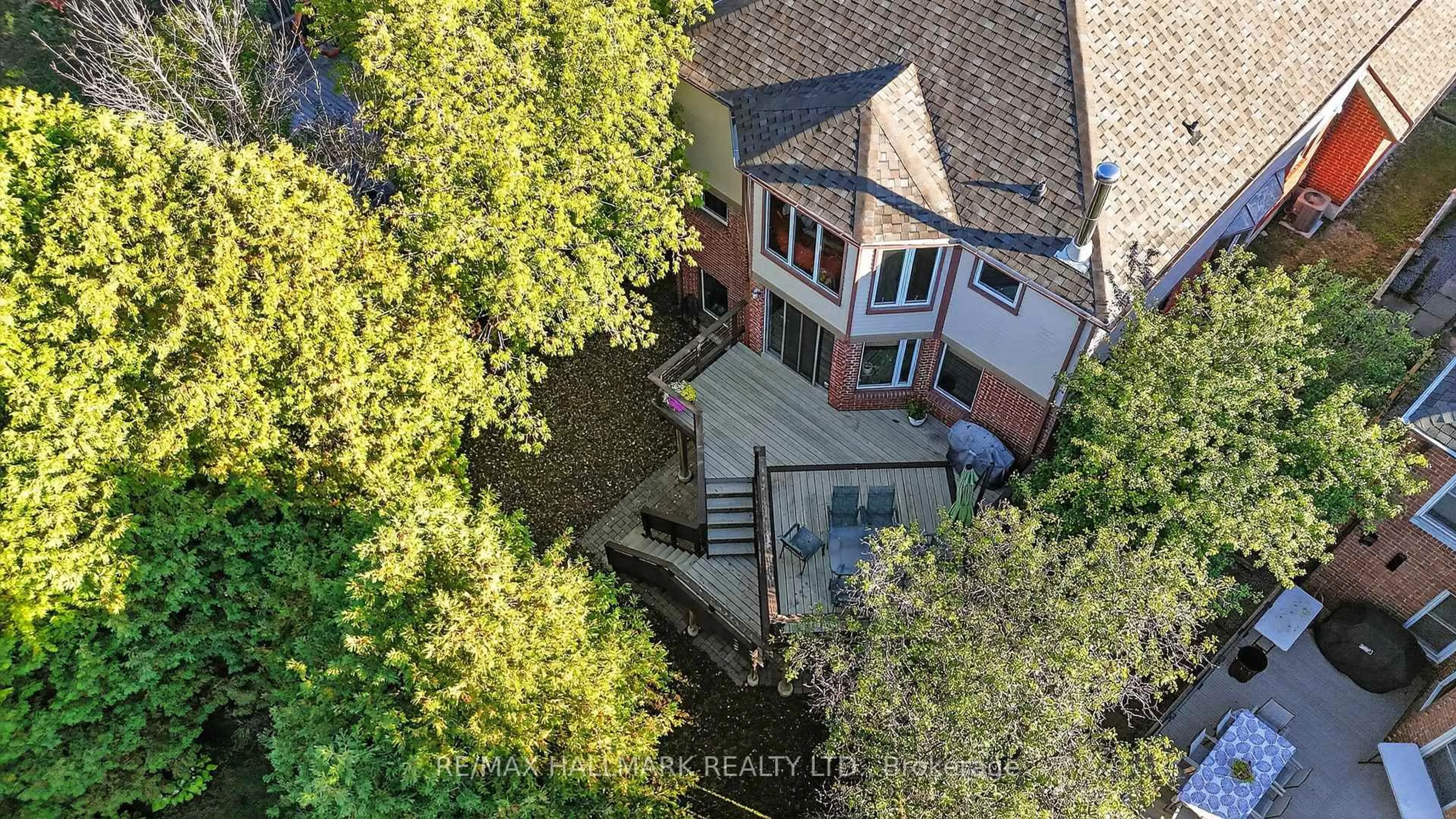 A pic from outside/outdoor area/front of a property/back of a property/a pic from drone, unknown for 26 Stacey Cres, Markham Ontario L3T 6Z4