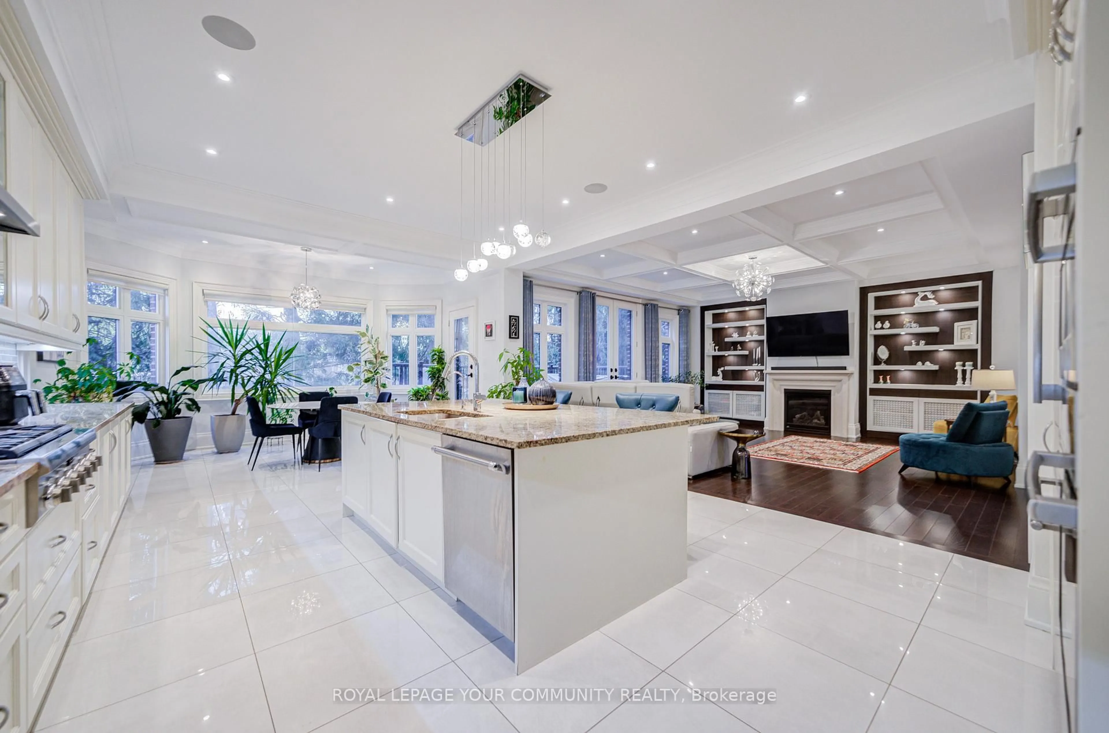 Open concept kitchen, ceramic/tile floor for 61 Headwater Cres, Richmond Hill Ontario L4E 0T2