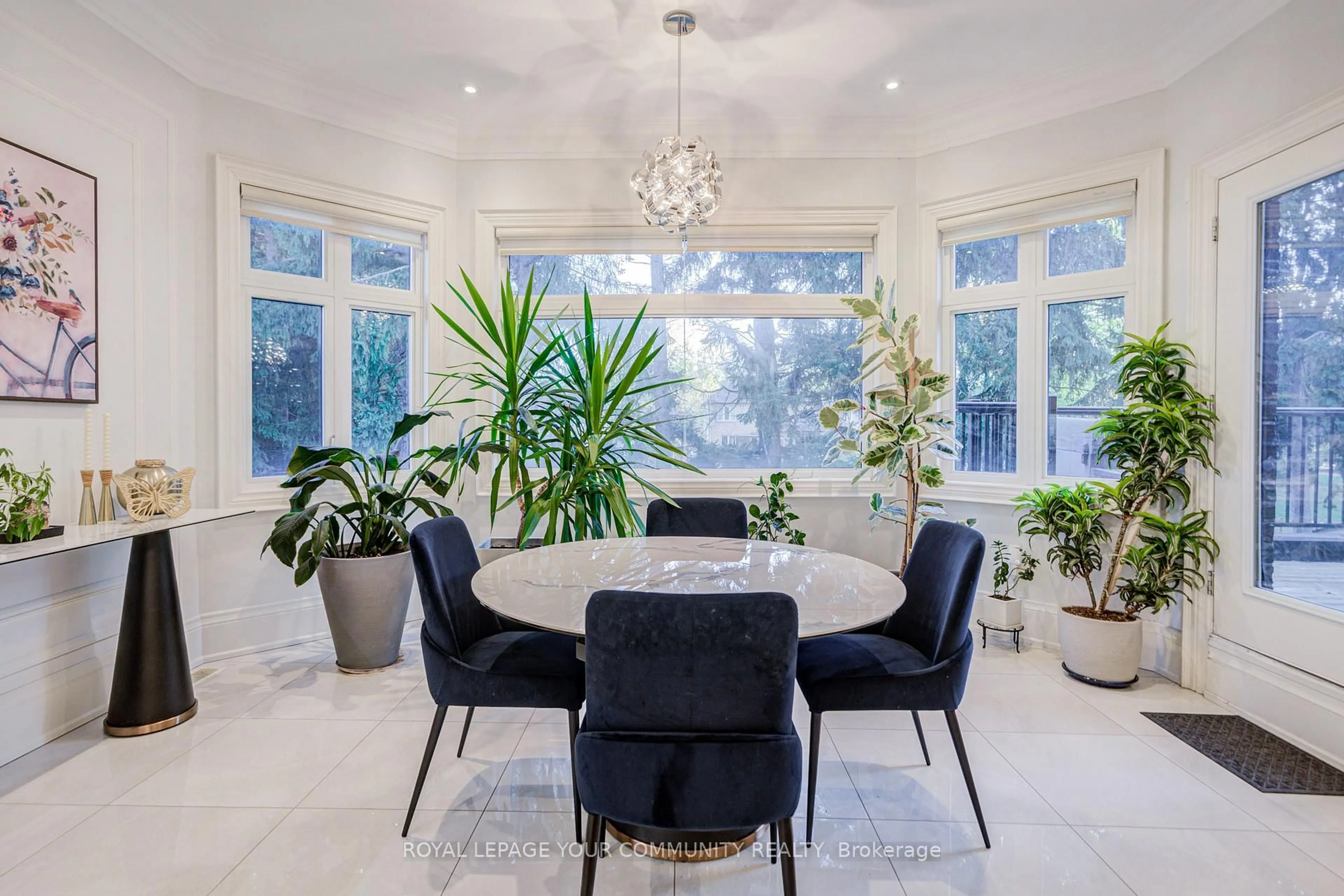 Dining room, ceramic/tile floor for 61 Headwater Cres, Richmond Hill Ontario L4E 0T2