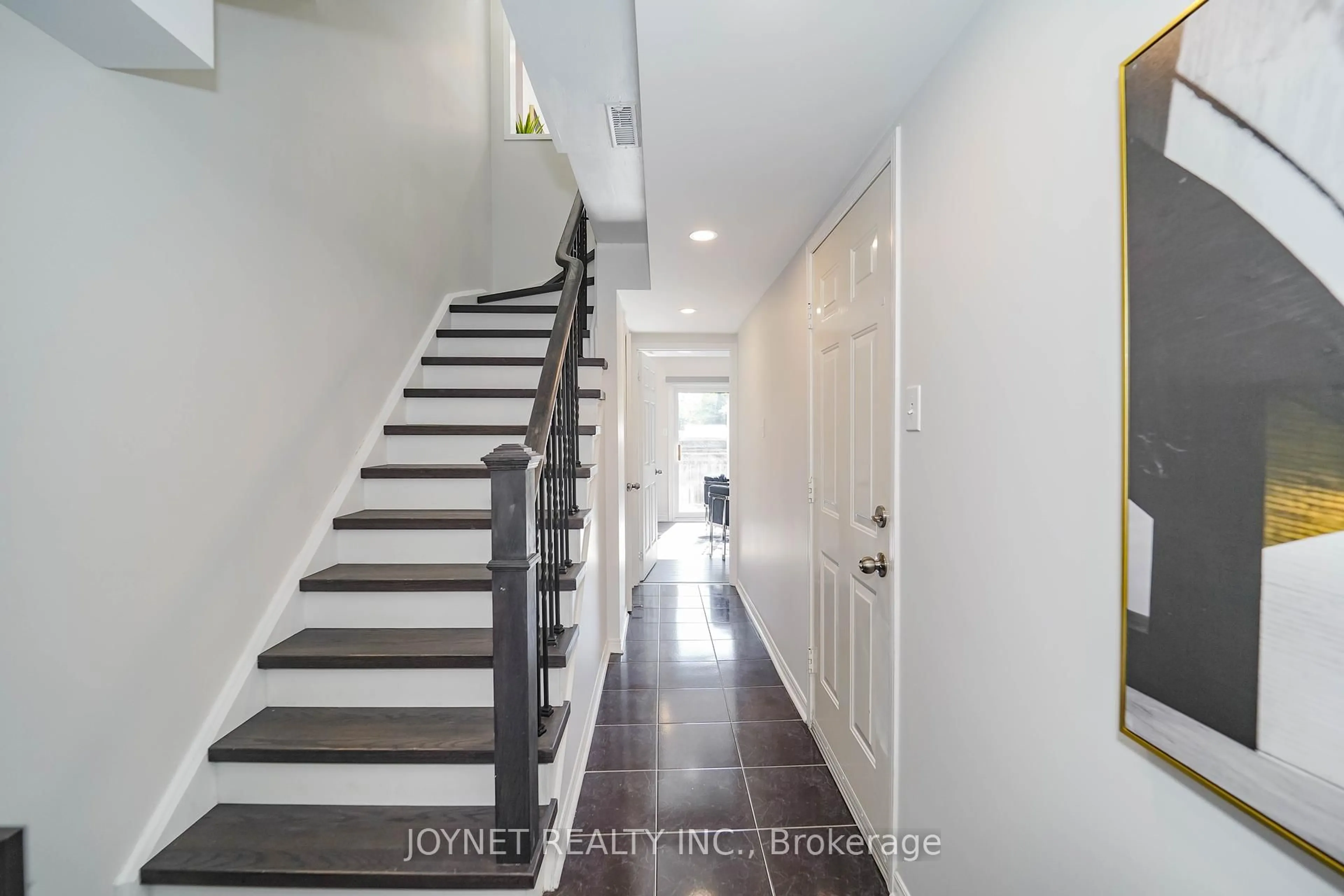 Indoor entryway for 243 Yellowood Circ, Vaughan Ontario L4J 8M2