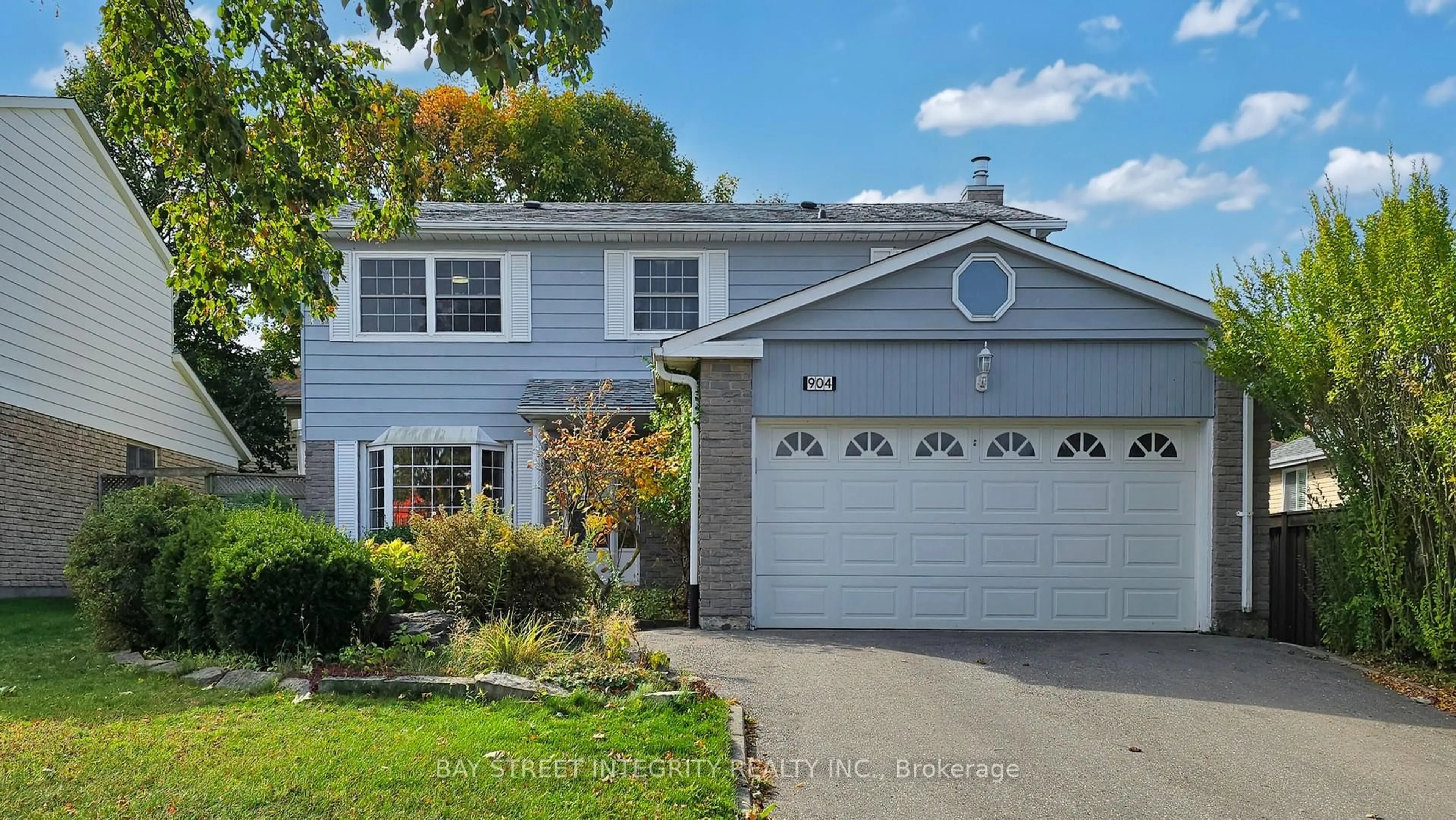 Home with vinyl exterior material, street for 904 Wayne Dr, Newmarket Ontario L3Y 5T8