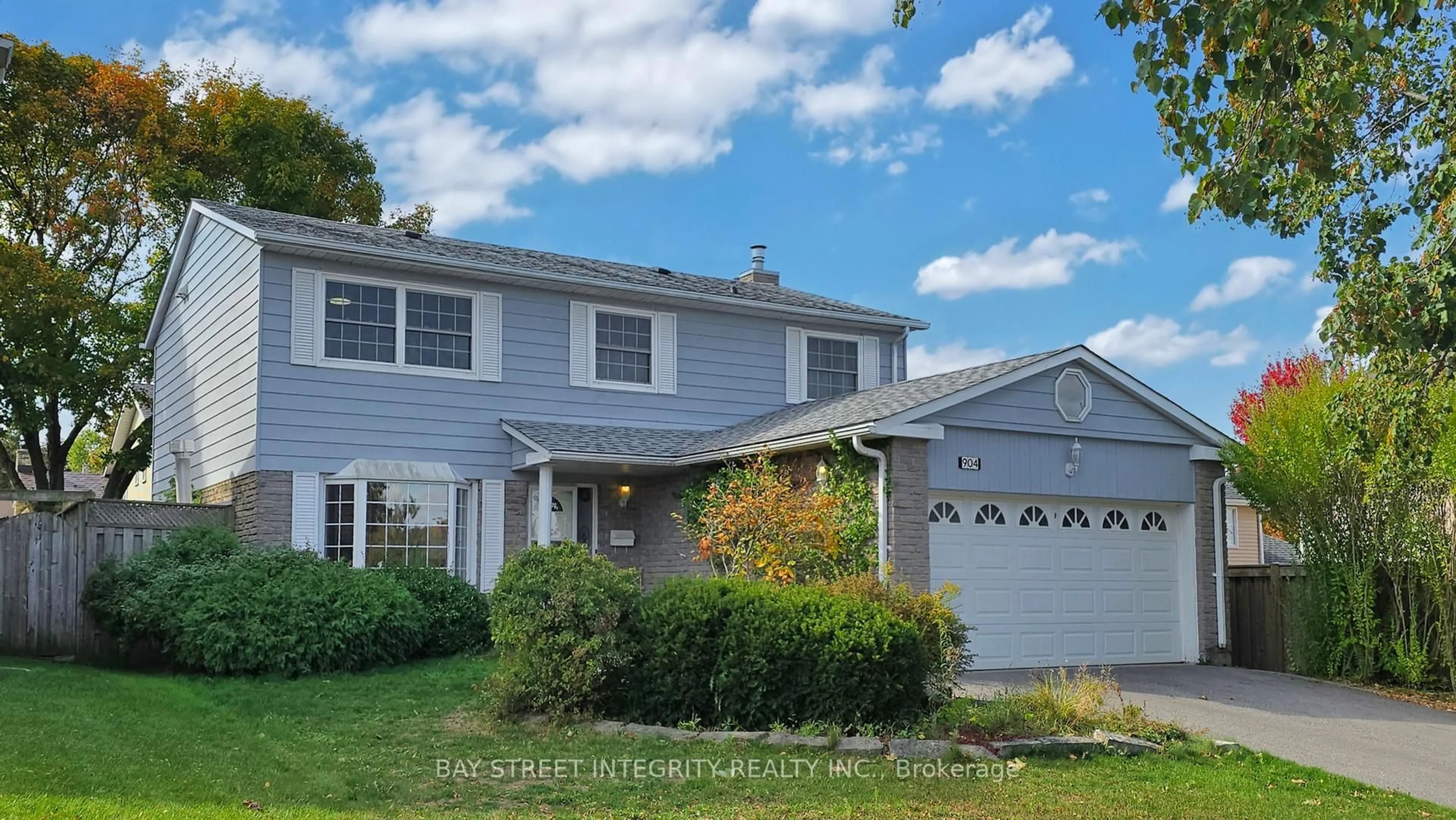 Home with vinyl exterior material, street for 904 Wayne Dr, Newmarket Ontario L3Y 5T8