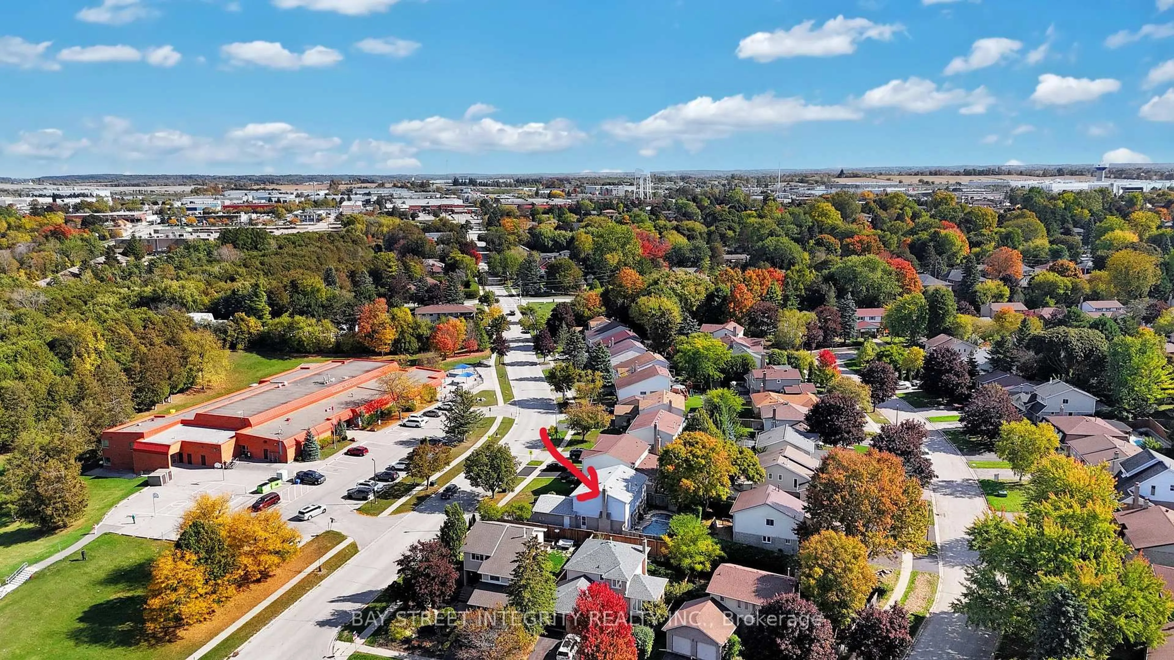 A pic from outside/outdoor area/front of a property/back of a property/a pic from drone, unknown for 904 Wayne Dr, Newmarket Ontario L3Y 5T8