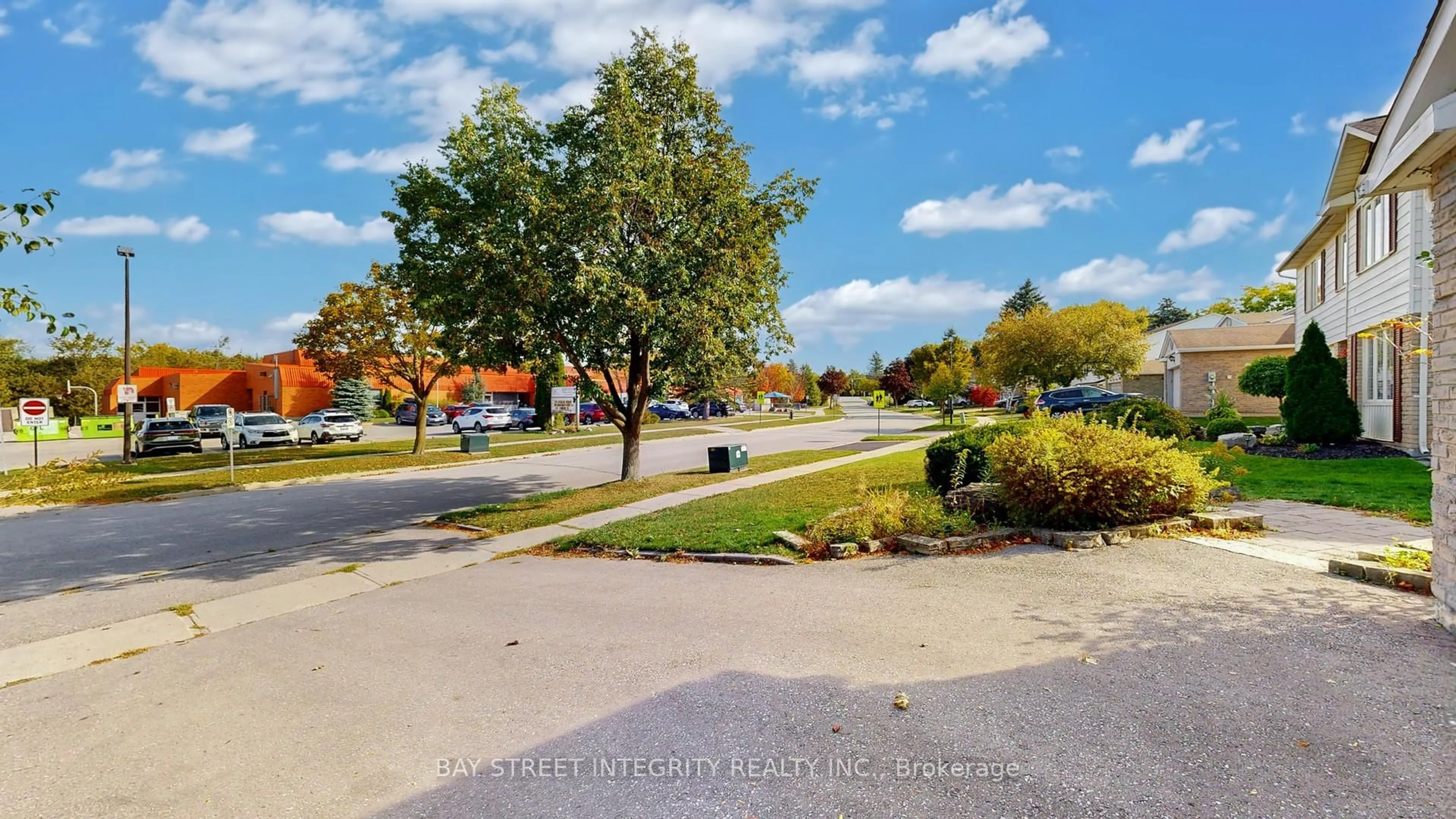 A pic from outside/outdoor area/front of a property/back of a property/a pic from drone, street for 904 Wayne Dr, Newmarket Ontario L3Y 5T8