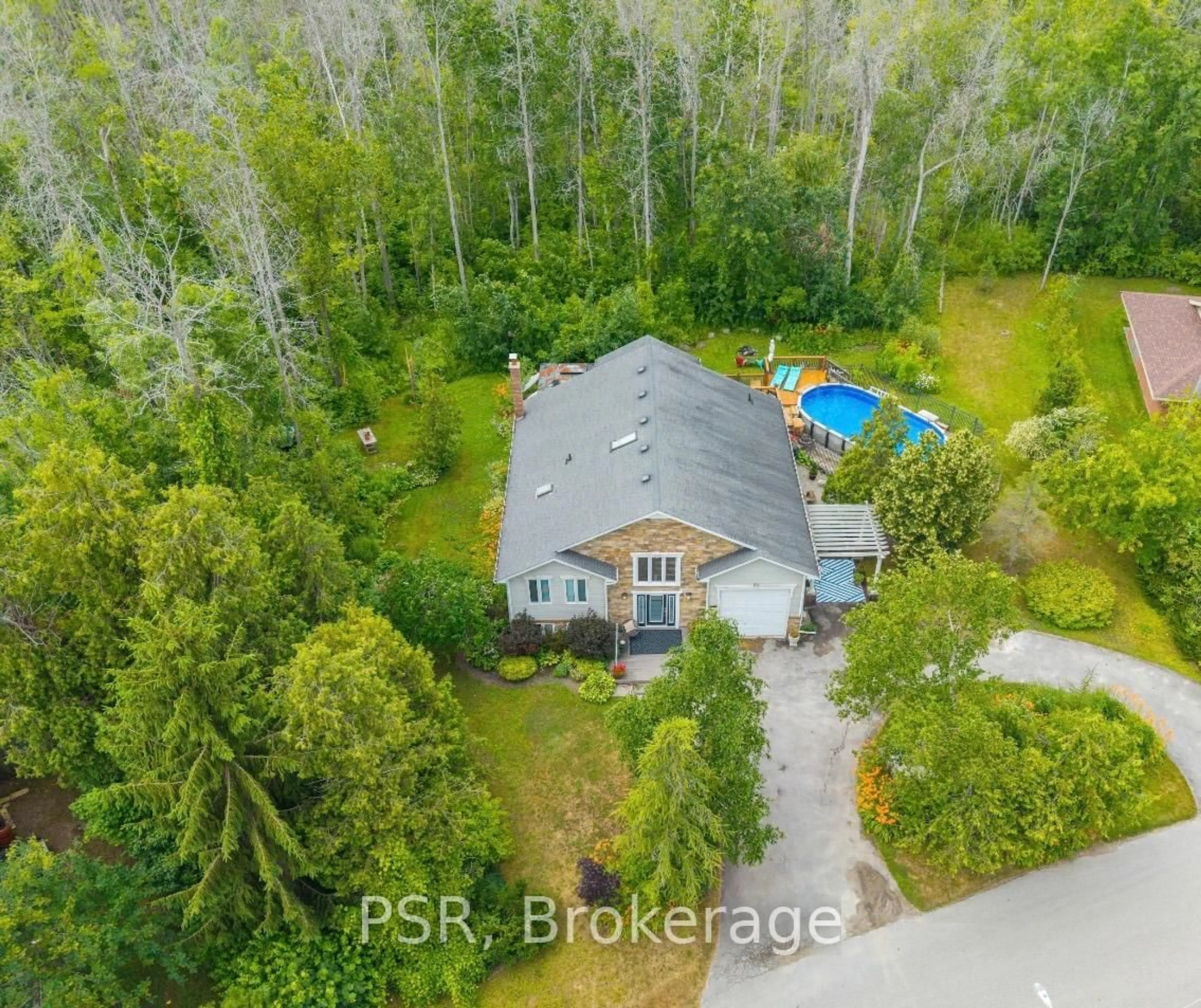 A pic from outside/outdoor area/front of a property/back of a property/a pic from drone, unknown for 1694 Edgewood Ave, Innisfil Ontario L9S 4M3