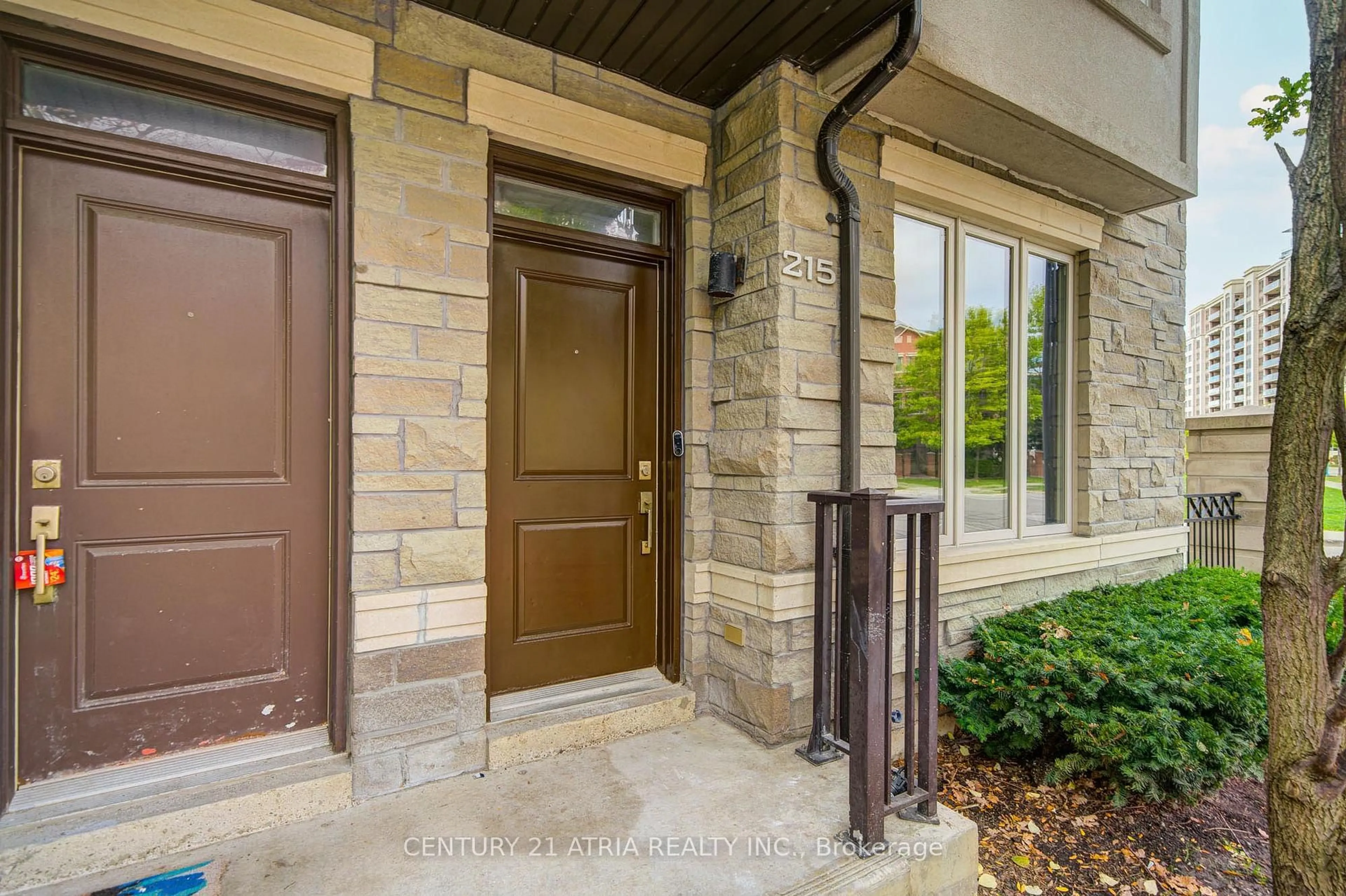 Indoor entryway for 215 South park Rd, Markham Ontario L3T 0B6