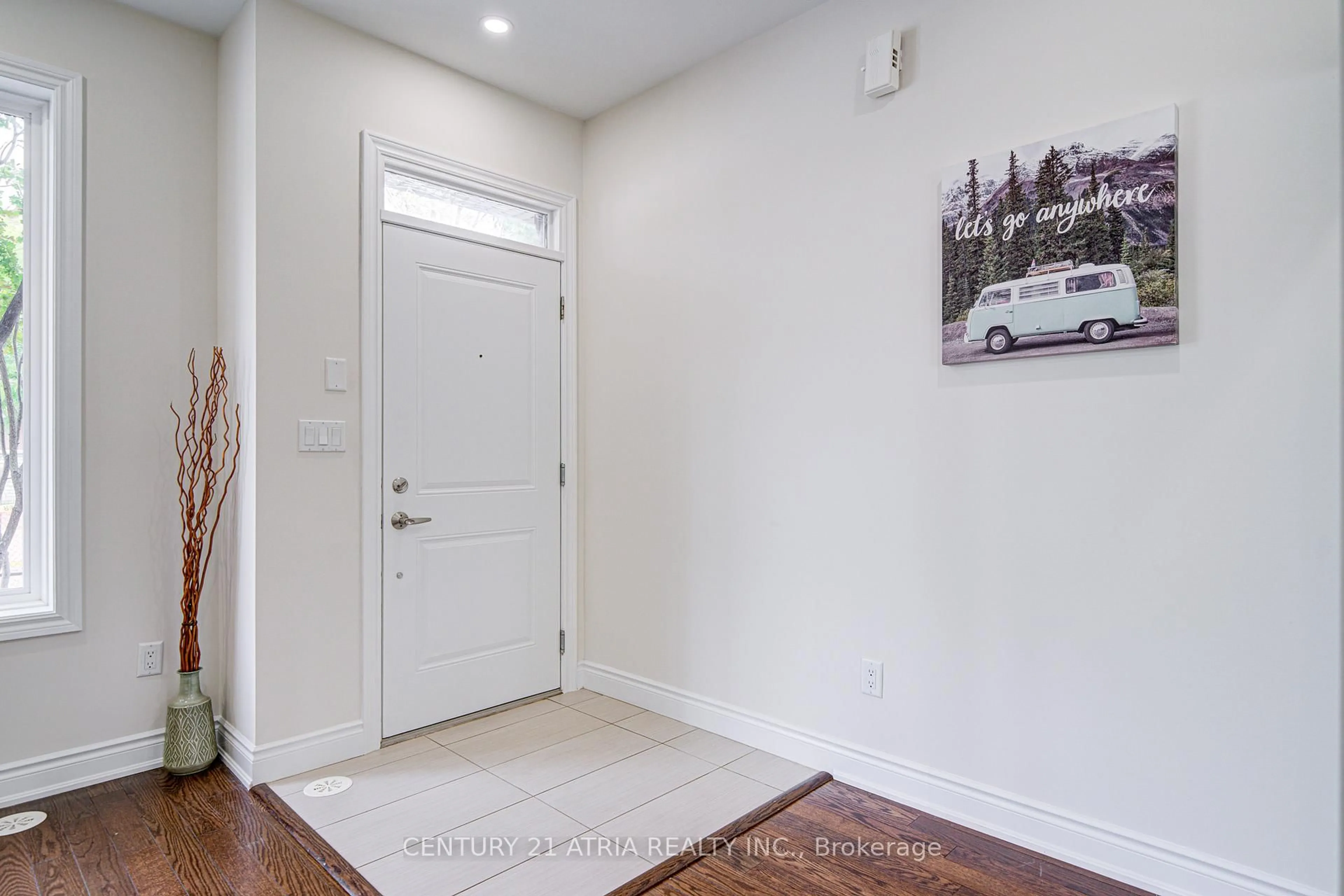 Indoor entryway for 215 South park Rd, Markham Ontario L3T 0B6