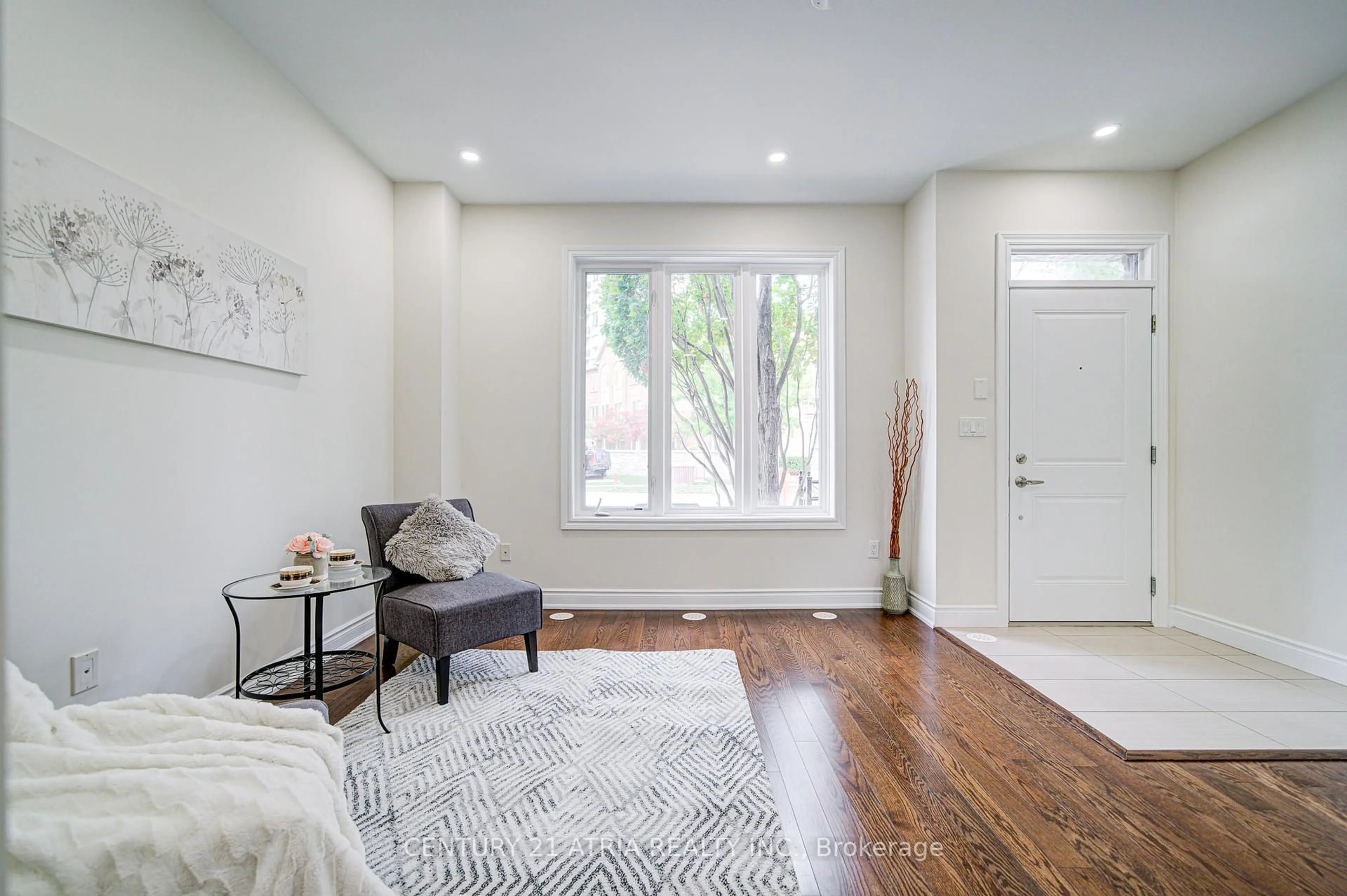 Indoor entryway for 215 South park Rd, Markham Ontario L3T 0B6