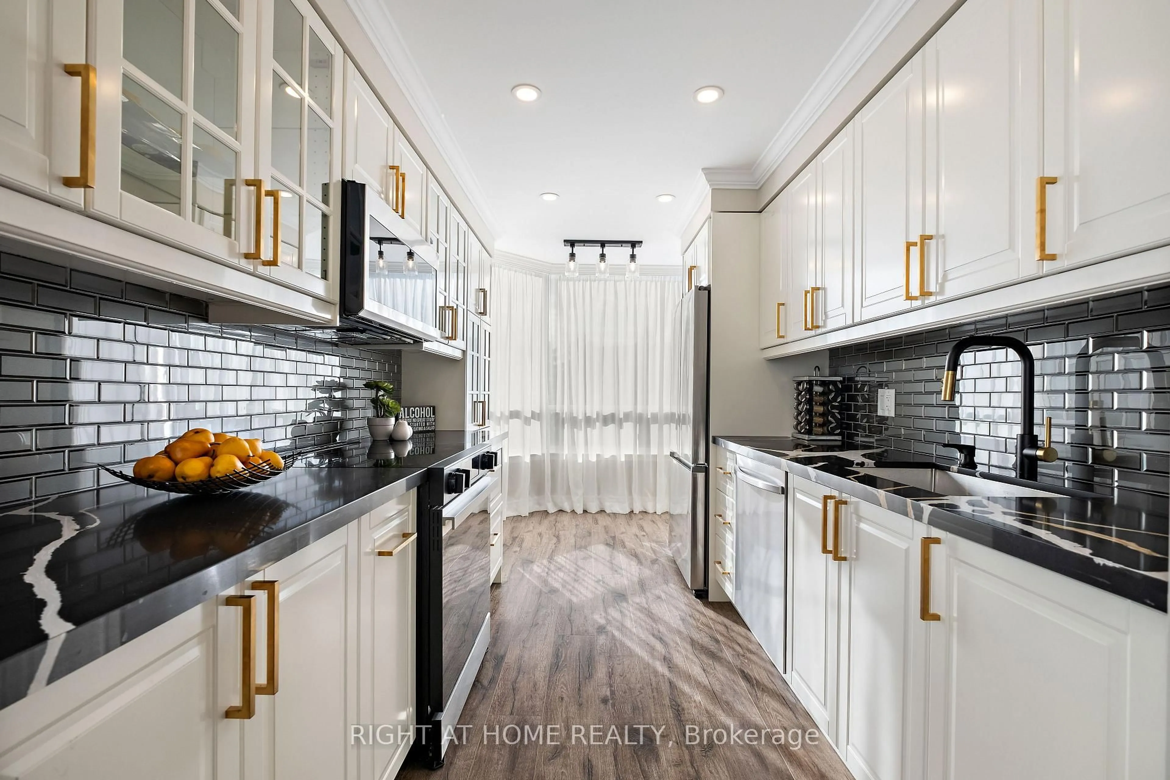 Contemporary kitchen, unknown for 120 Promenade Circ #307, Vaughan Ontario L4J 7W9