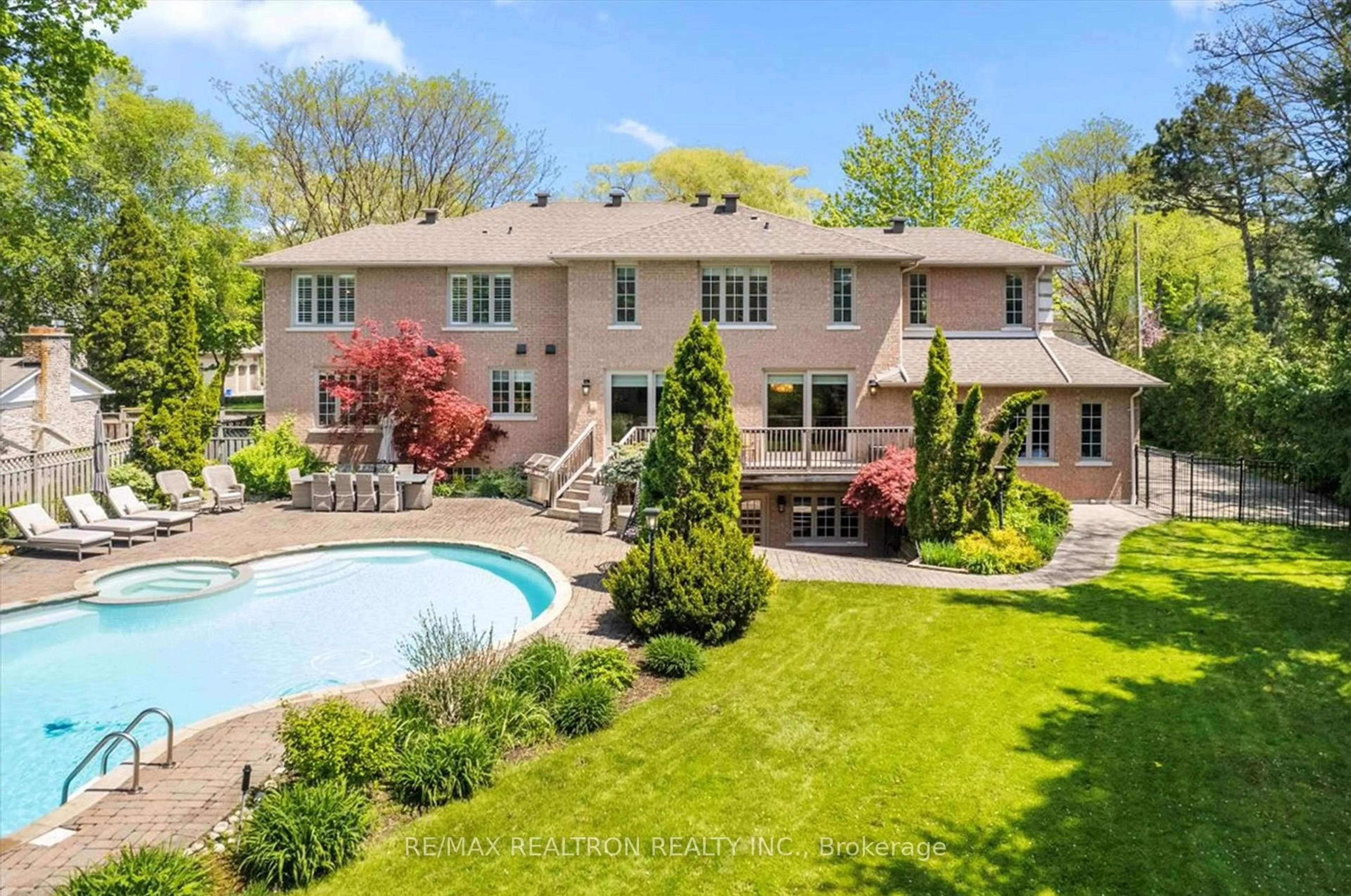 A pic from outside/outdoor area/front of a property/back of a property/a pic from drone, street for 22 Valloncliffe Rd, Markham Ontario L3T 2W8