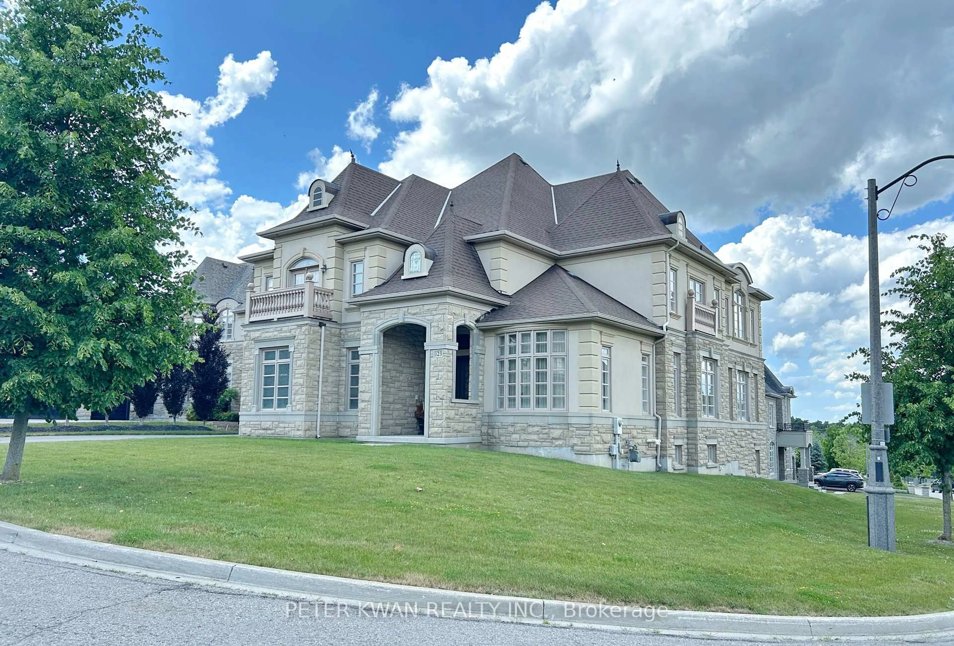 Home with brick exterior material, building for 123 Carisbrooke Circ, Aurora Ontario L4G 0K4