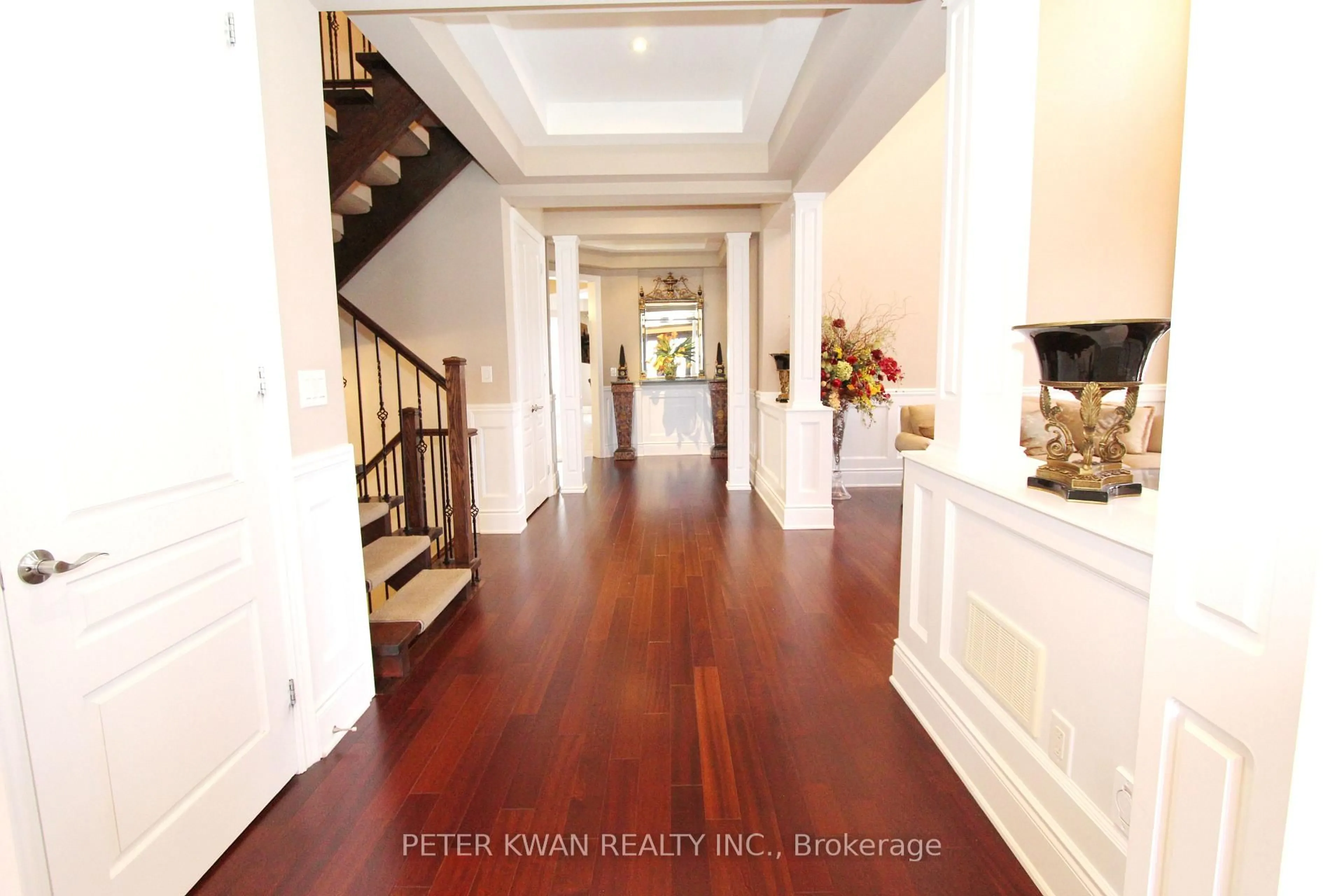Indoor foyer for 123 Carisbrooke Circ, Aurora Ontario L4G 0K4