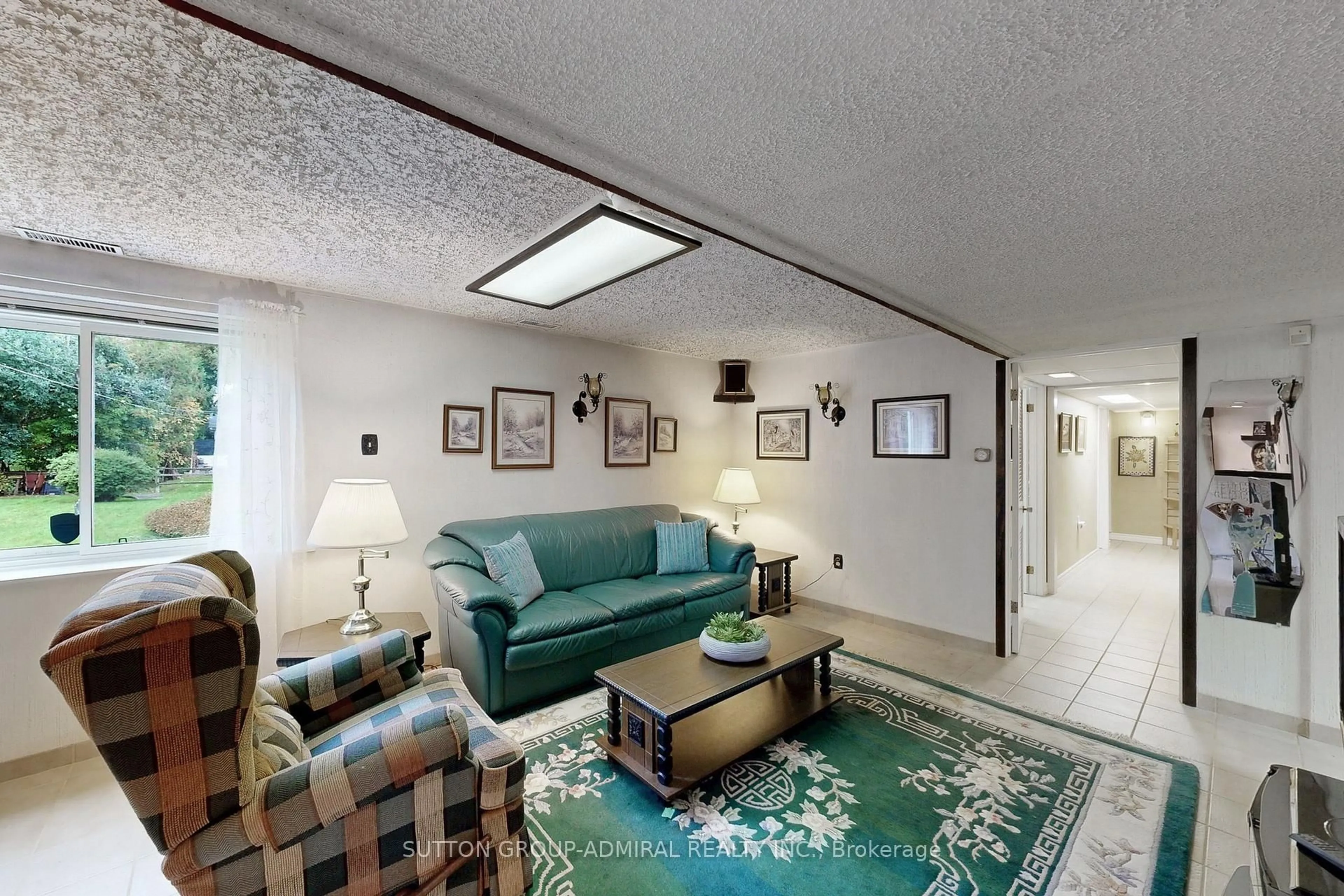 Living room with furniture, unknown for 78 Belfry Dr, Newmarket Ontario L3Y 3G1