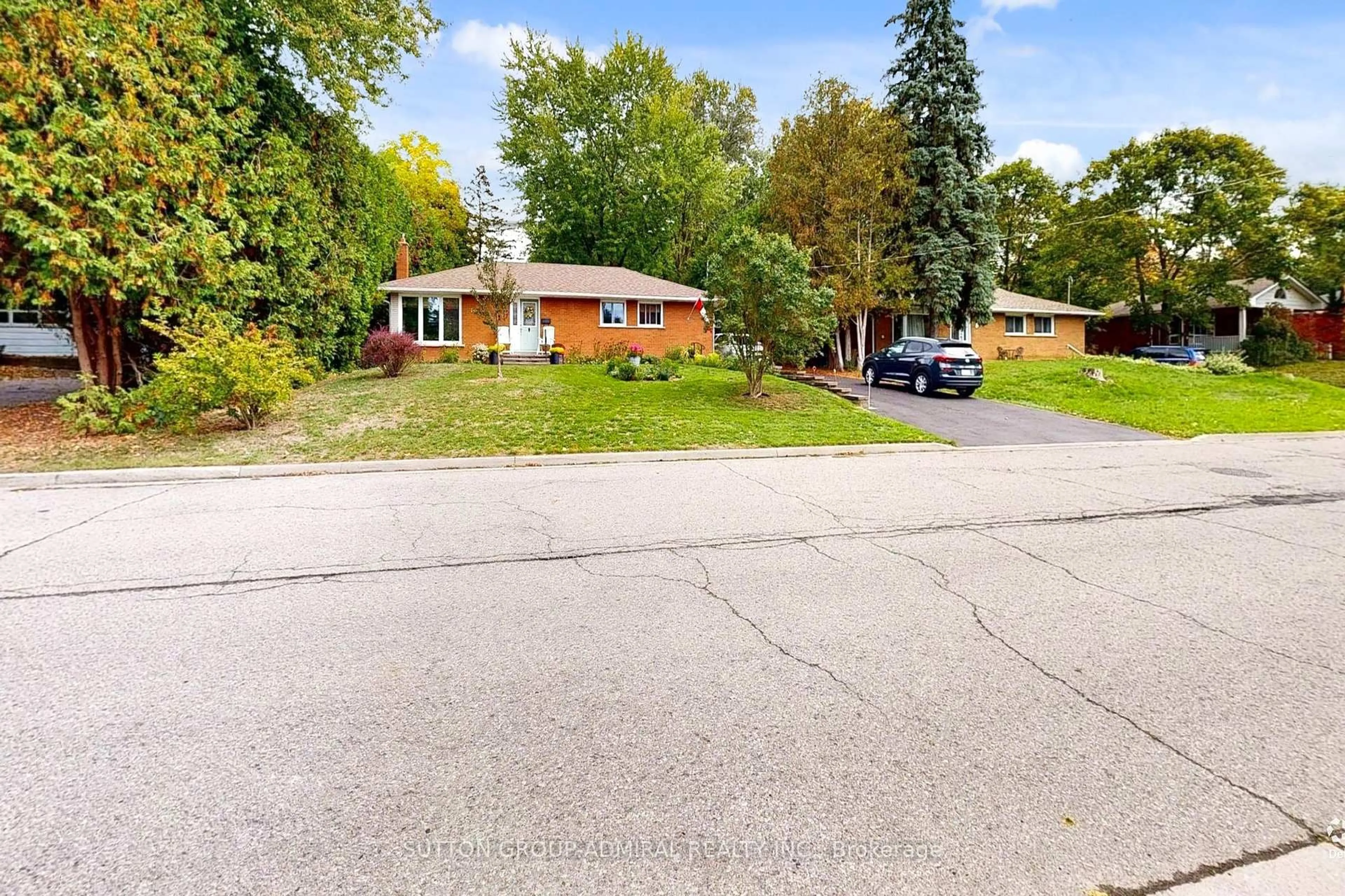 A pic from outside/outdoor area/front of a property/back of a property/a pic from drone, street for 78 Belfry Dr, Newmarket Ontario L3Y 3G1