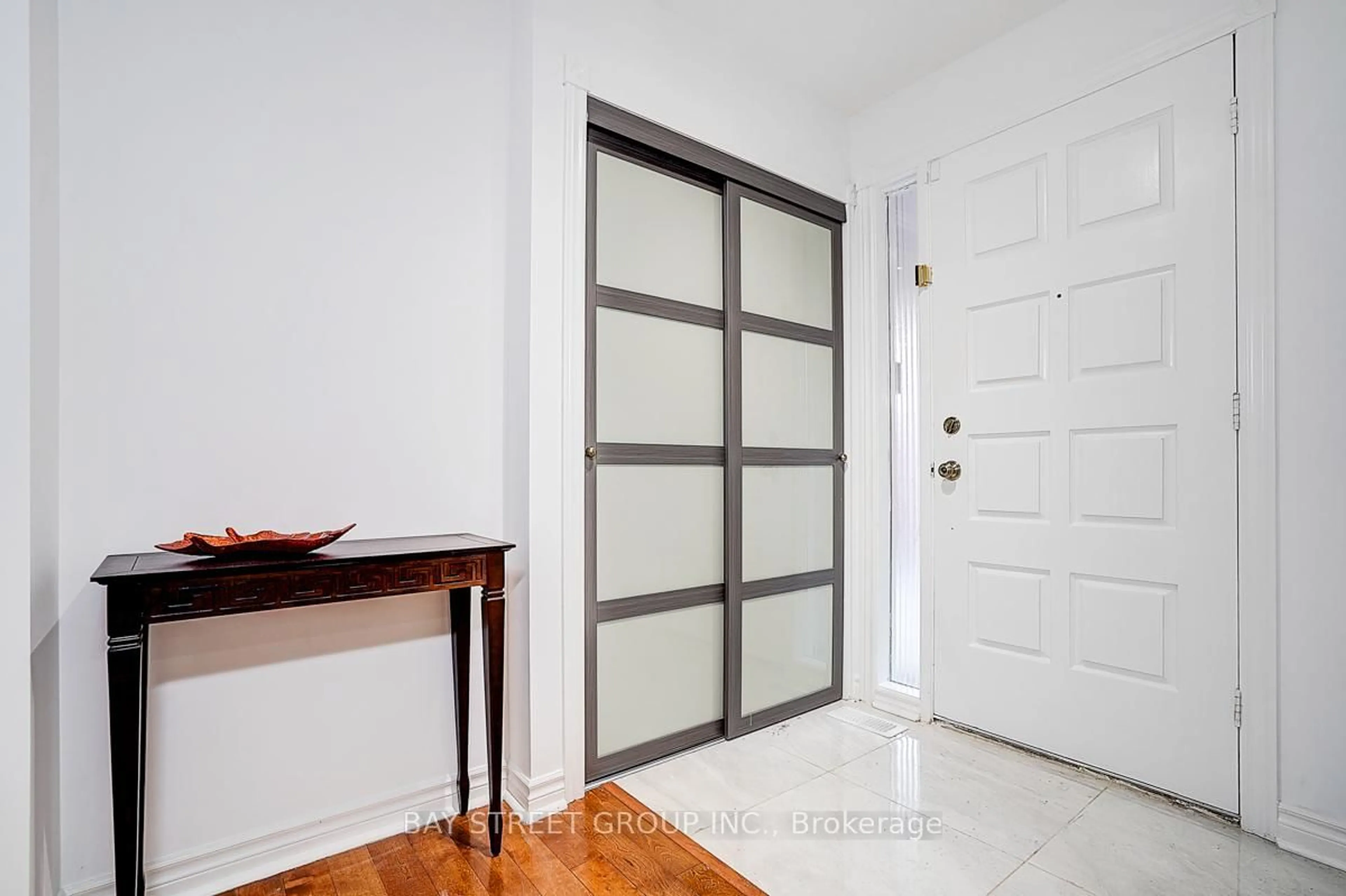 Indoor entryway for 8 Muster Crt, Markham Ontario L3R 9G5