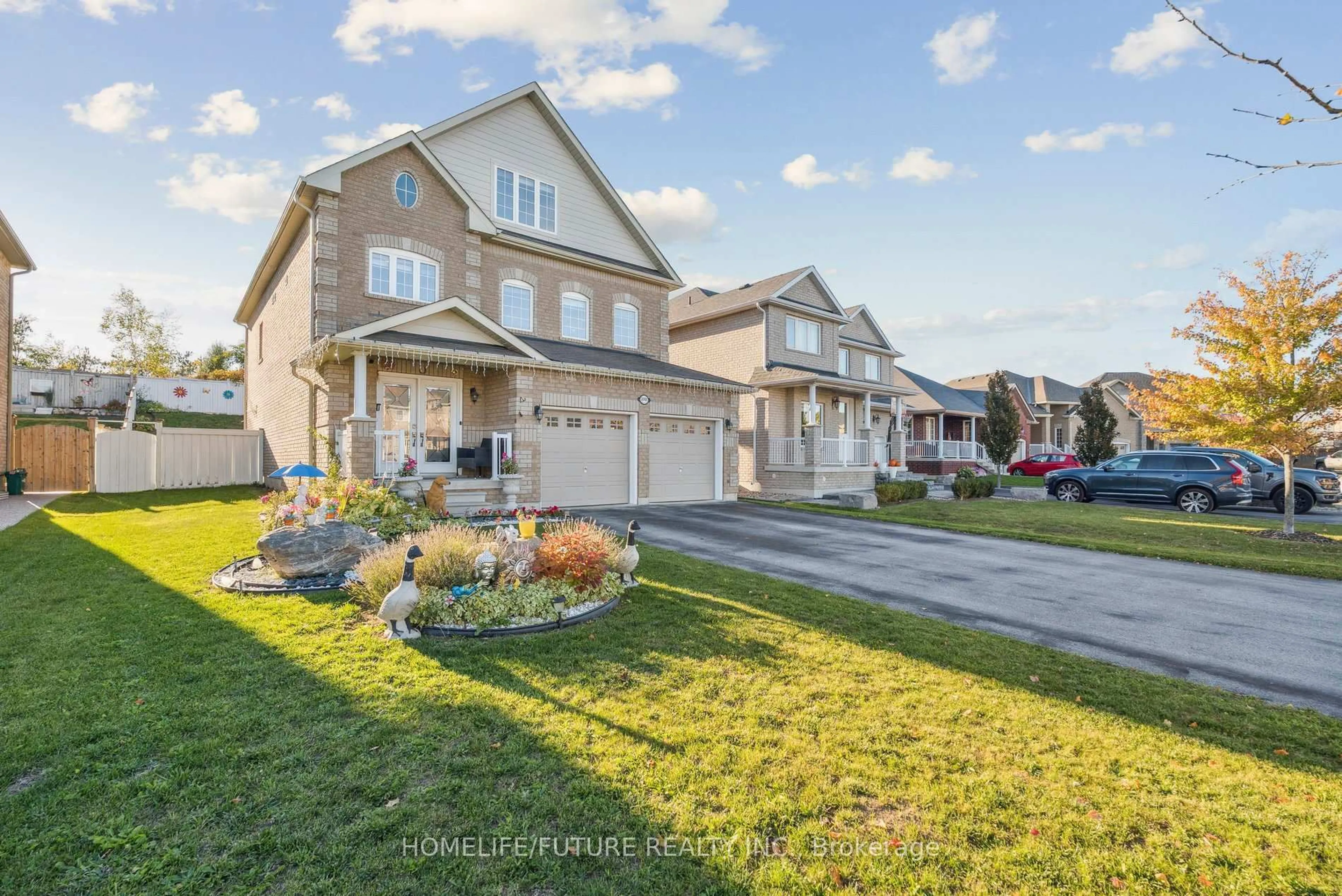 A pic from outside/outdoor area/front of a property/back of a property/a pic from drone, street for 2048 Mcneil St, Innisfil Ontario L9S 4B7