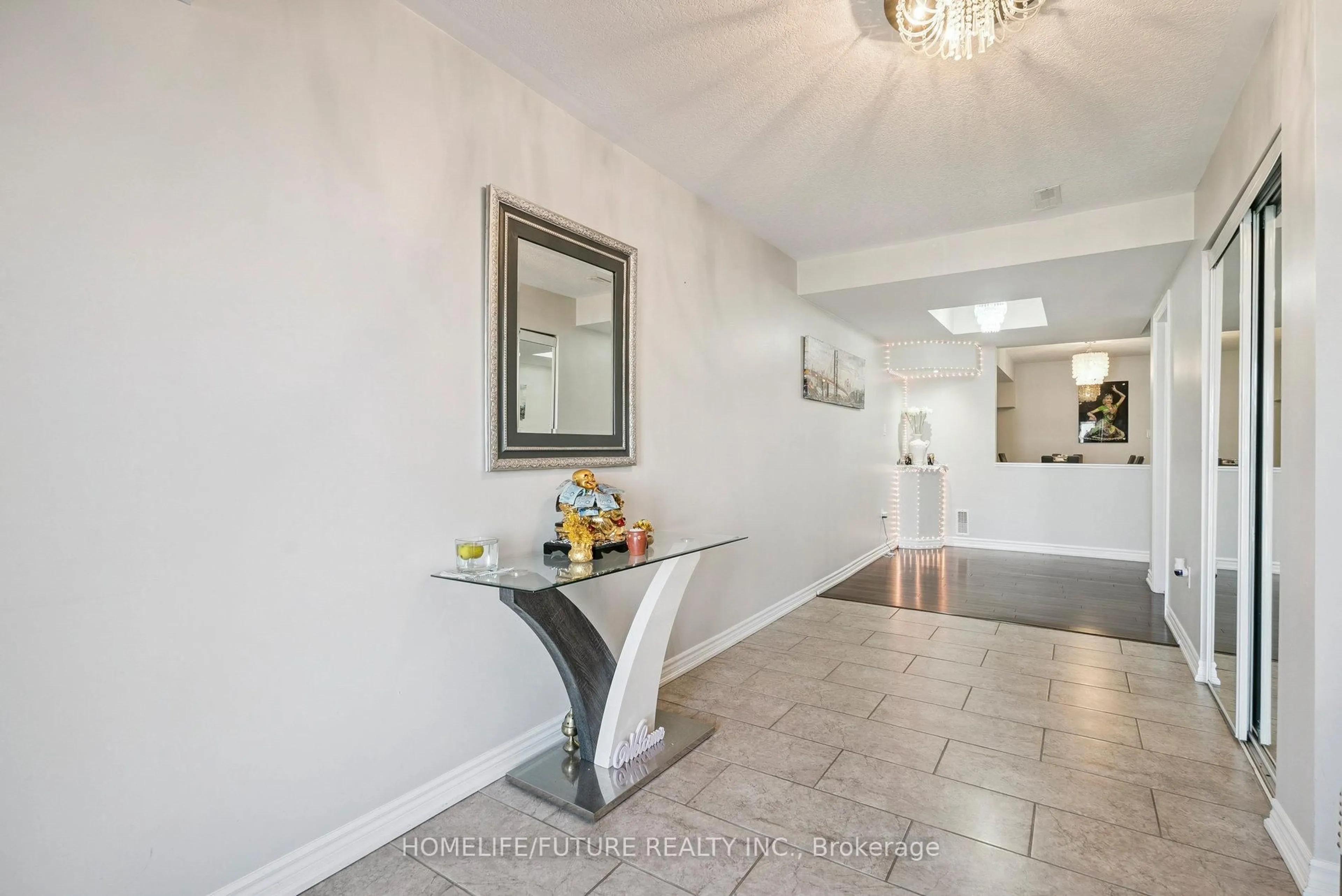 Indoor entryway for 2048 Mcneil St, Innisfil Ontario L9S 4B7
