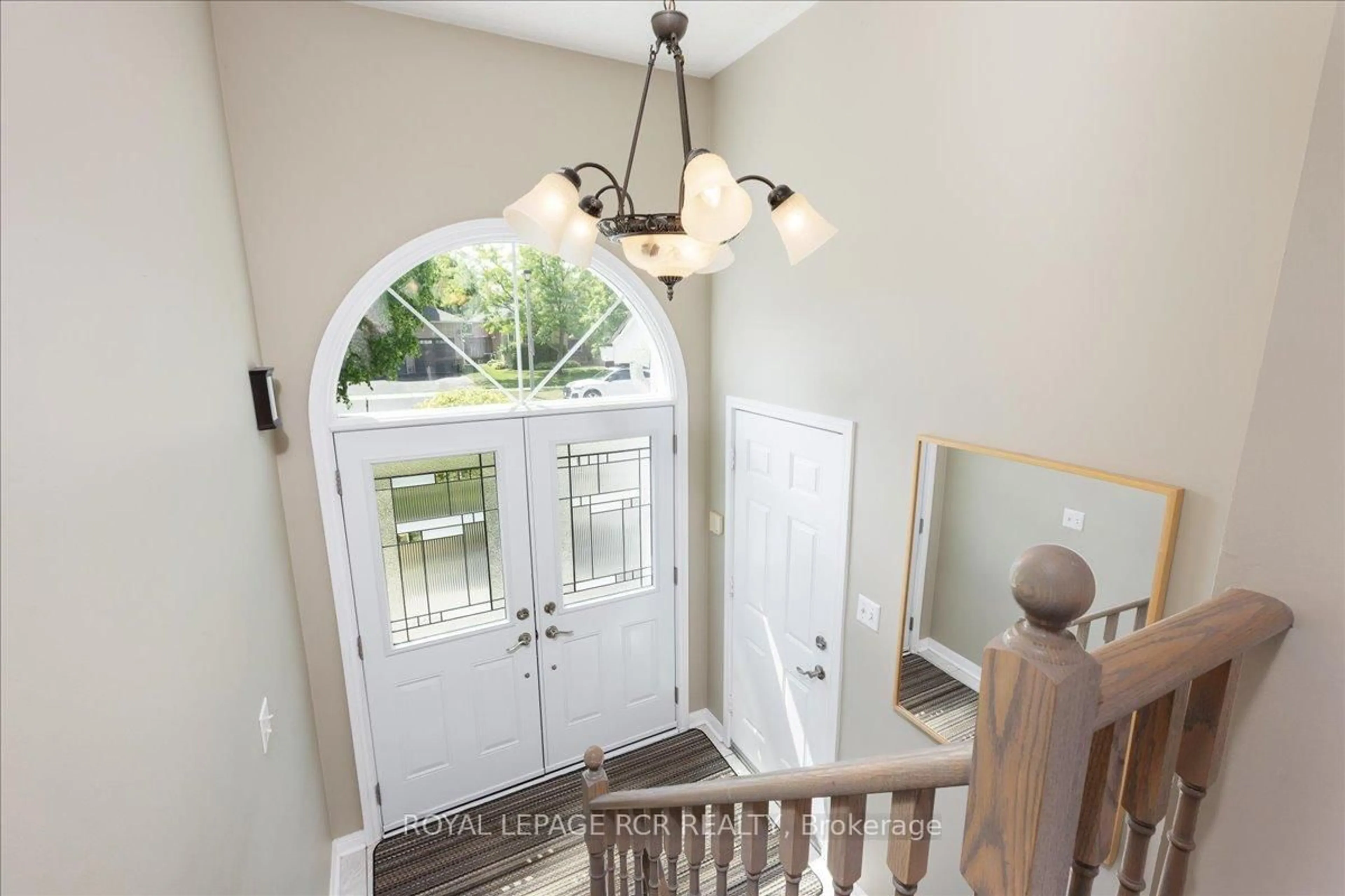 Indoor entryway for 131 Mainprize Cres, East Gwillimbury Ontario L0G 1M0