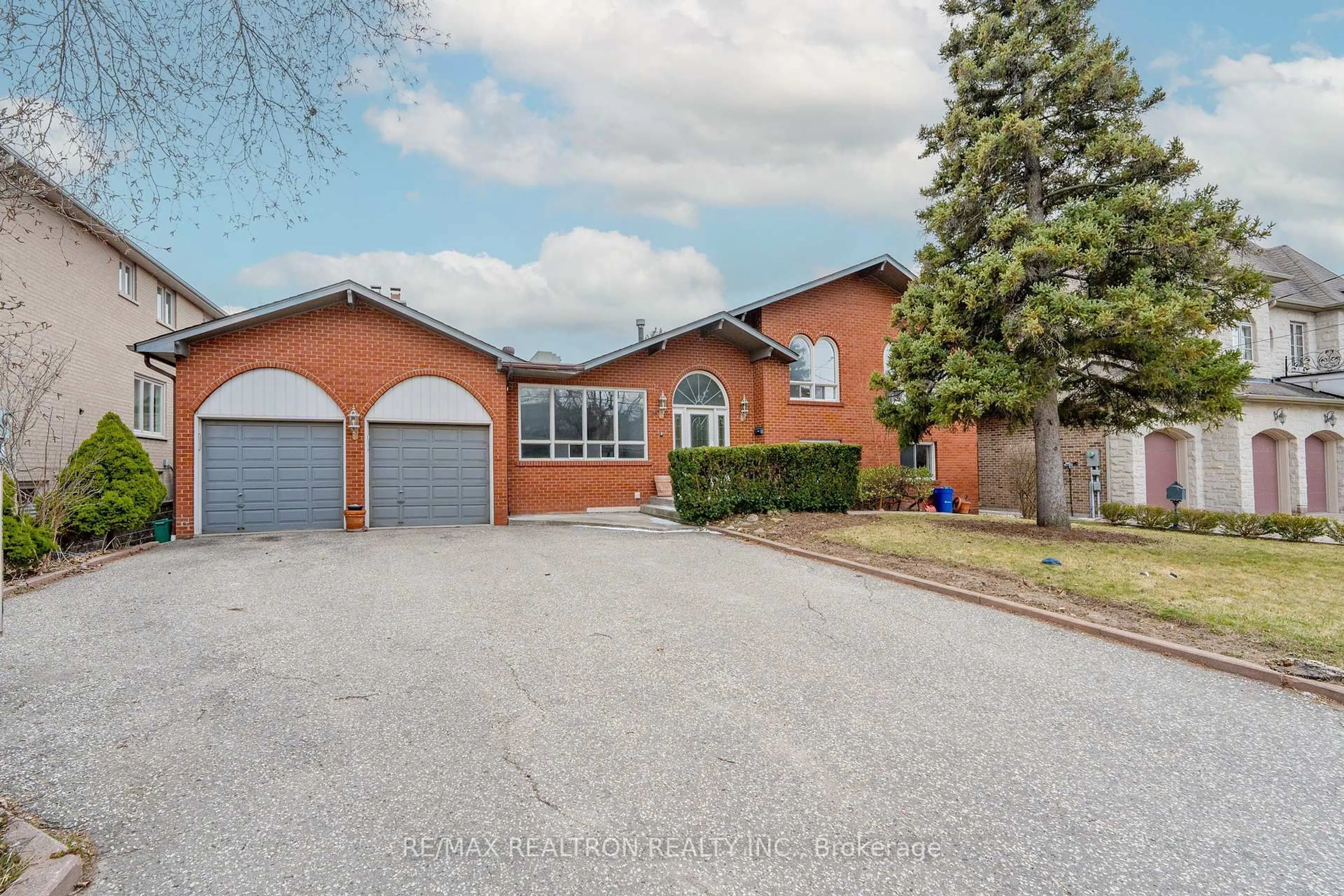 A pic from outside/outdoor area/front of a property/back of a property/a pic from drone, street for 209 Crestwood Rd, Vaughan Ontario L4J 1A8