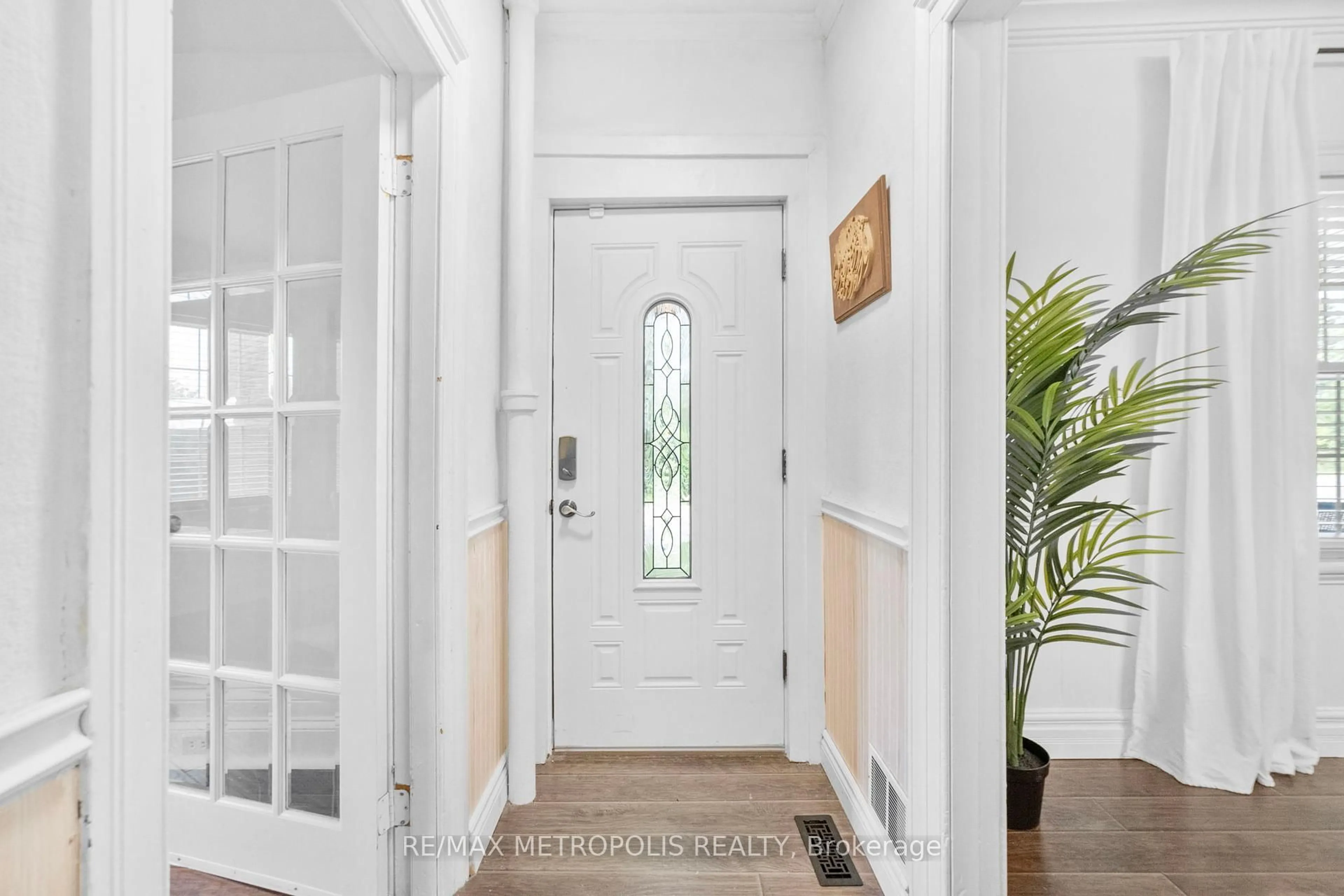 Indoor entryway for 14537 Woodbine Ave, Whitchurch-Stouffville Ontario L4A 2E2