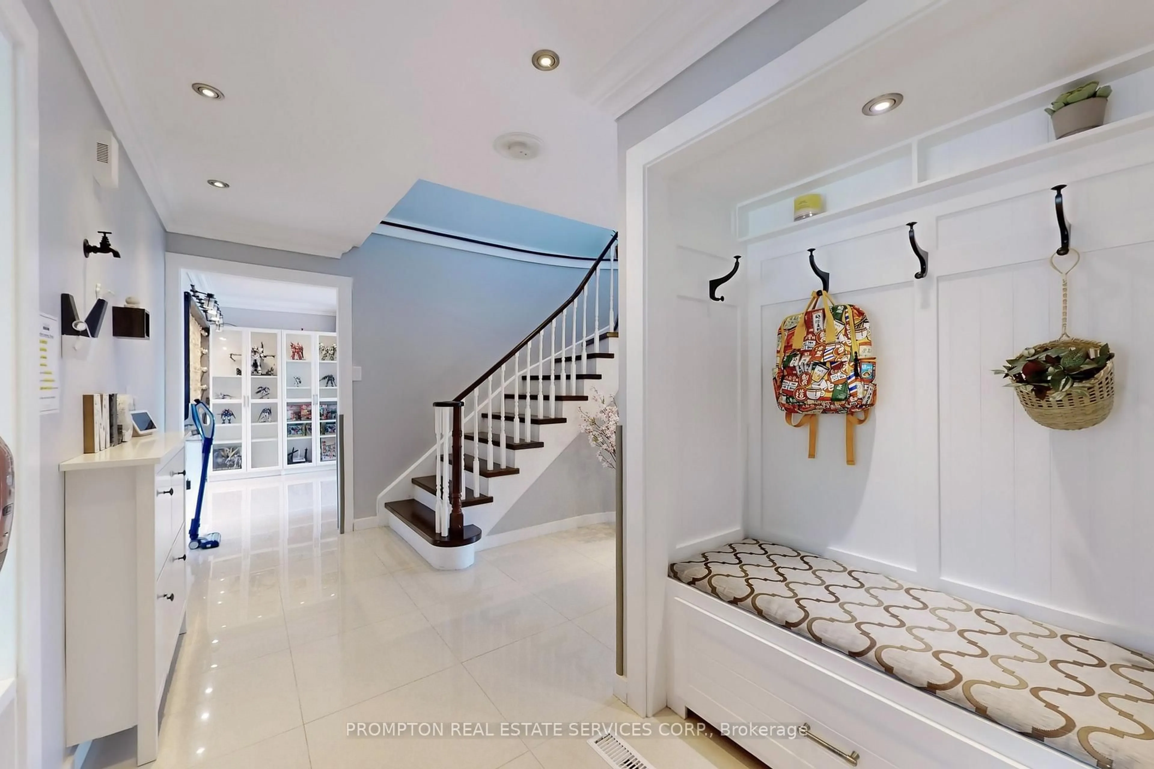 Indoor entryway for 89 Riverglen Dr, Georgina Ontario L4P 3K7
