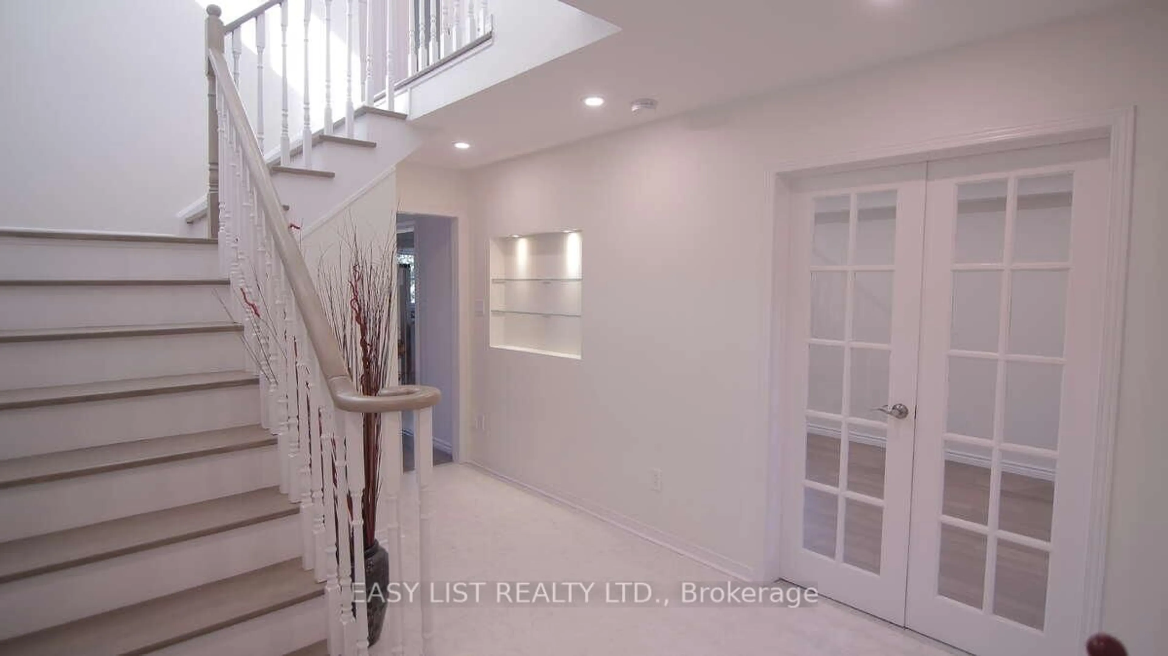 Indoor entryway for 831 Firth Crt, Newmarket Ontario L3Y 8H6