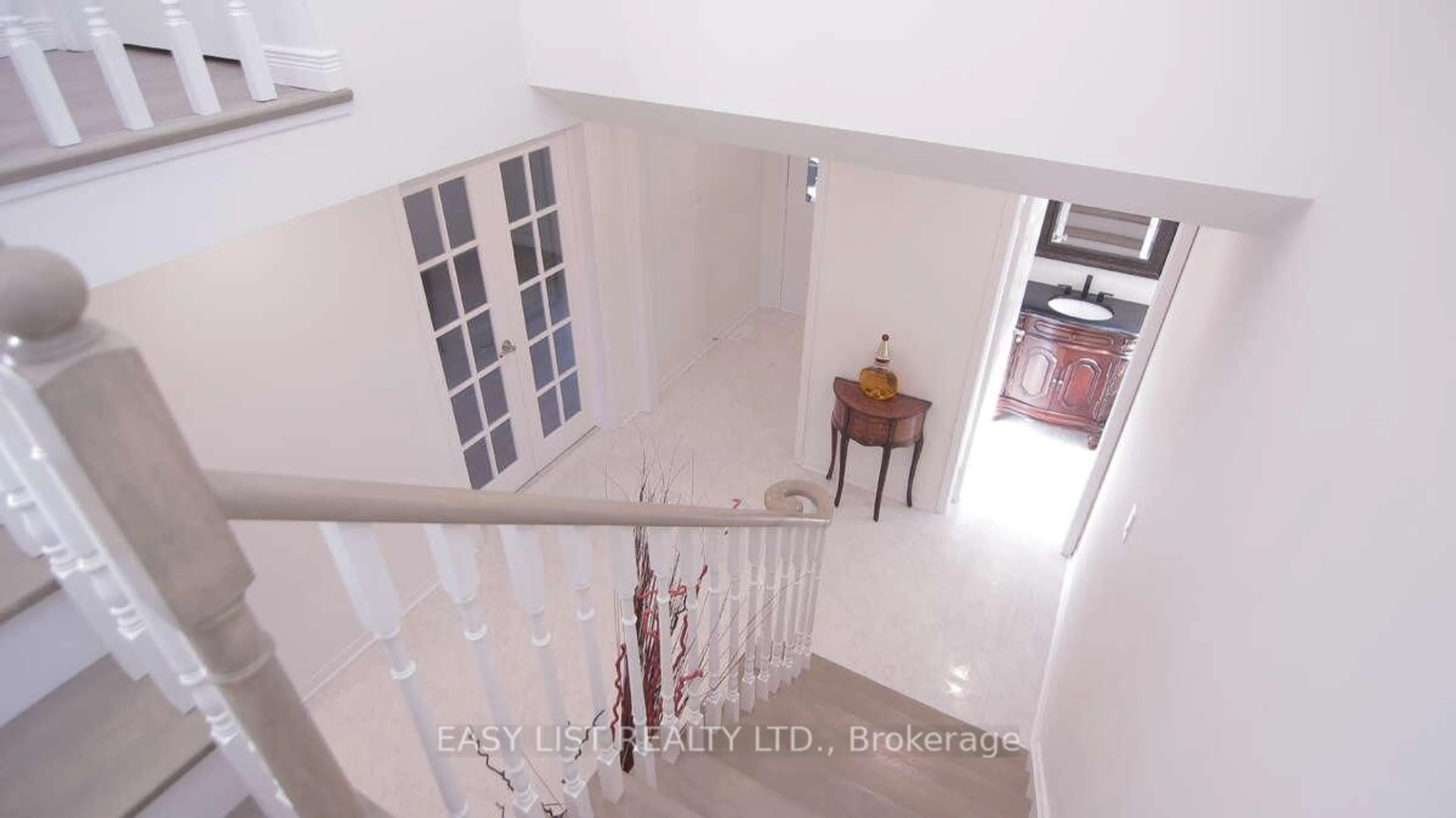Indoor foyer for 831 Firth Crt, Newmarket Ontario L3Y 8H6