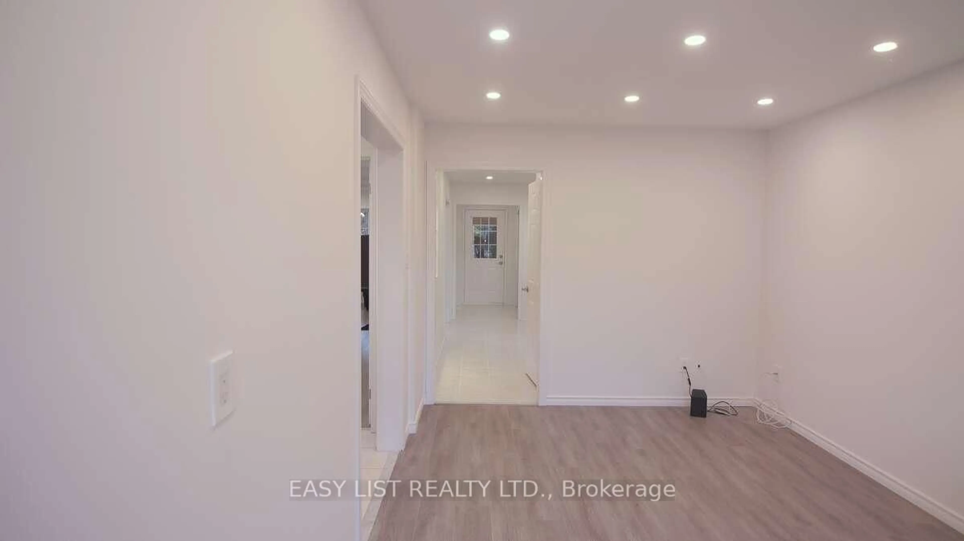 Indoor entryway for 831 Firth Crt, Newmarket Ontario L3Y 8H6