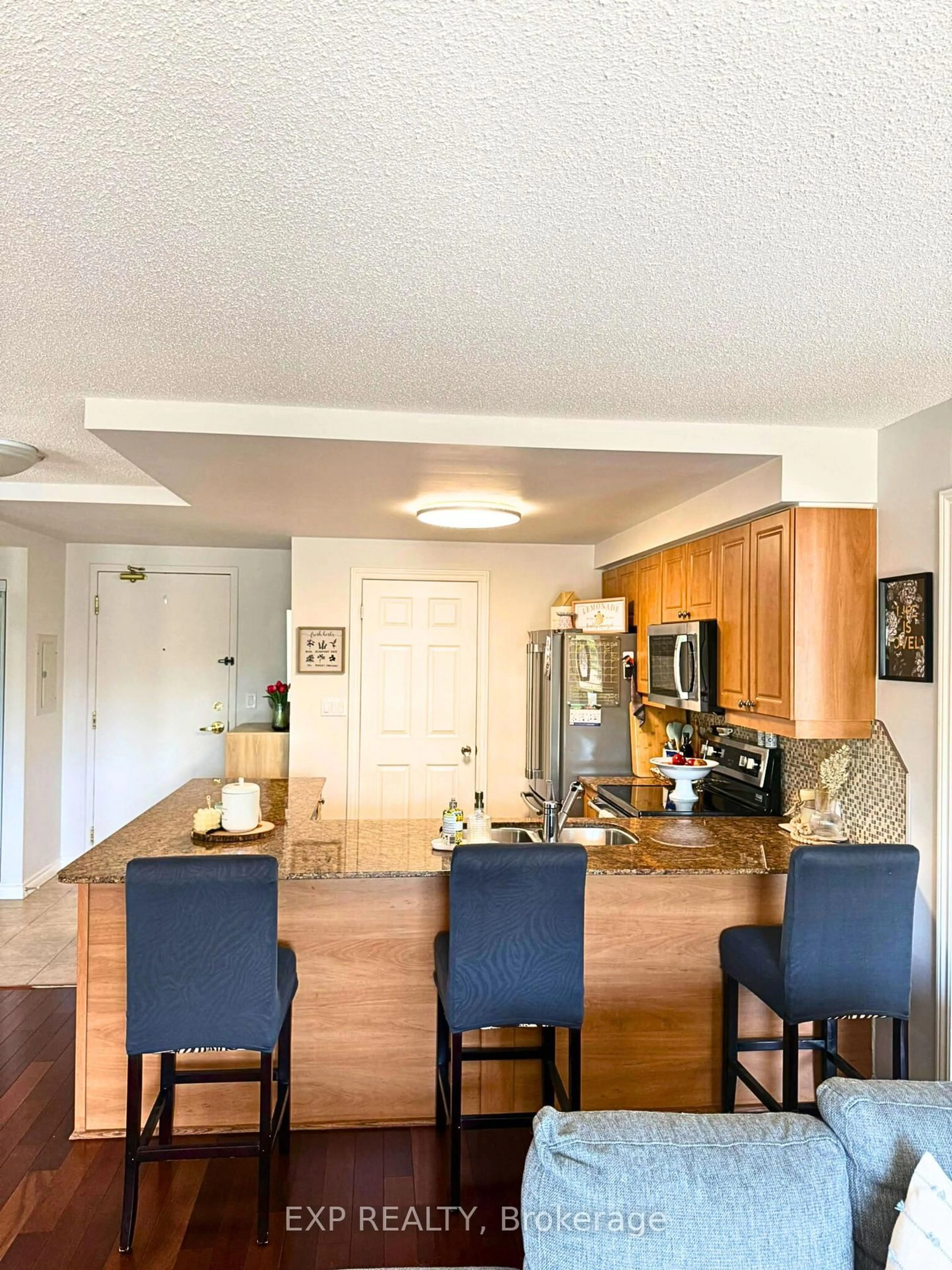 Open concept kitchen, unknown for 22 James Hill Crt #208, Uxbridge Ontario L9P 1Y6