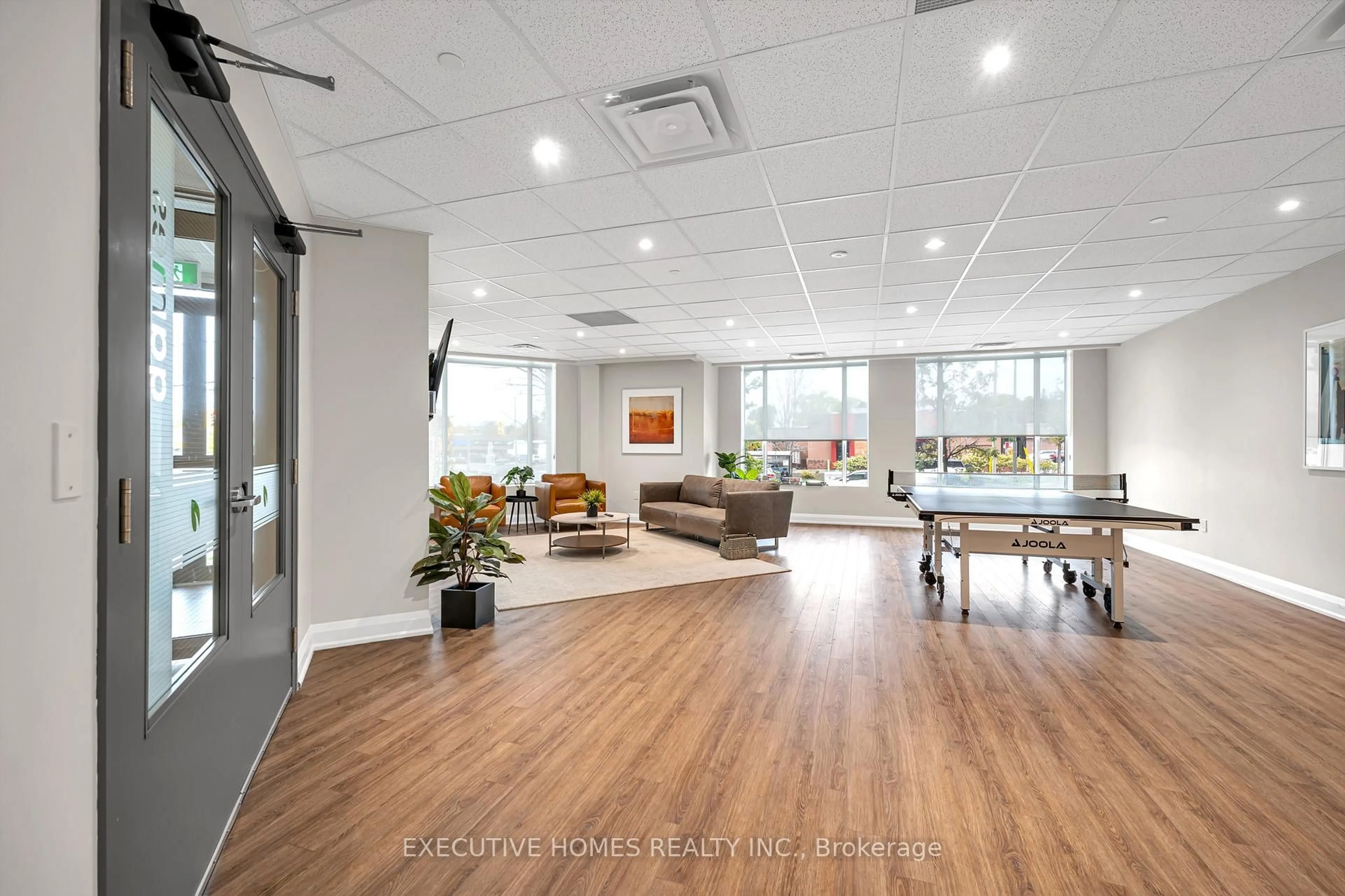 Indoor foyer for 5917 Main St #413, Whitchurch-Stouffville Ontario L4Z 1W7