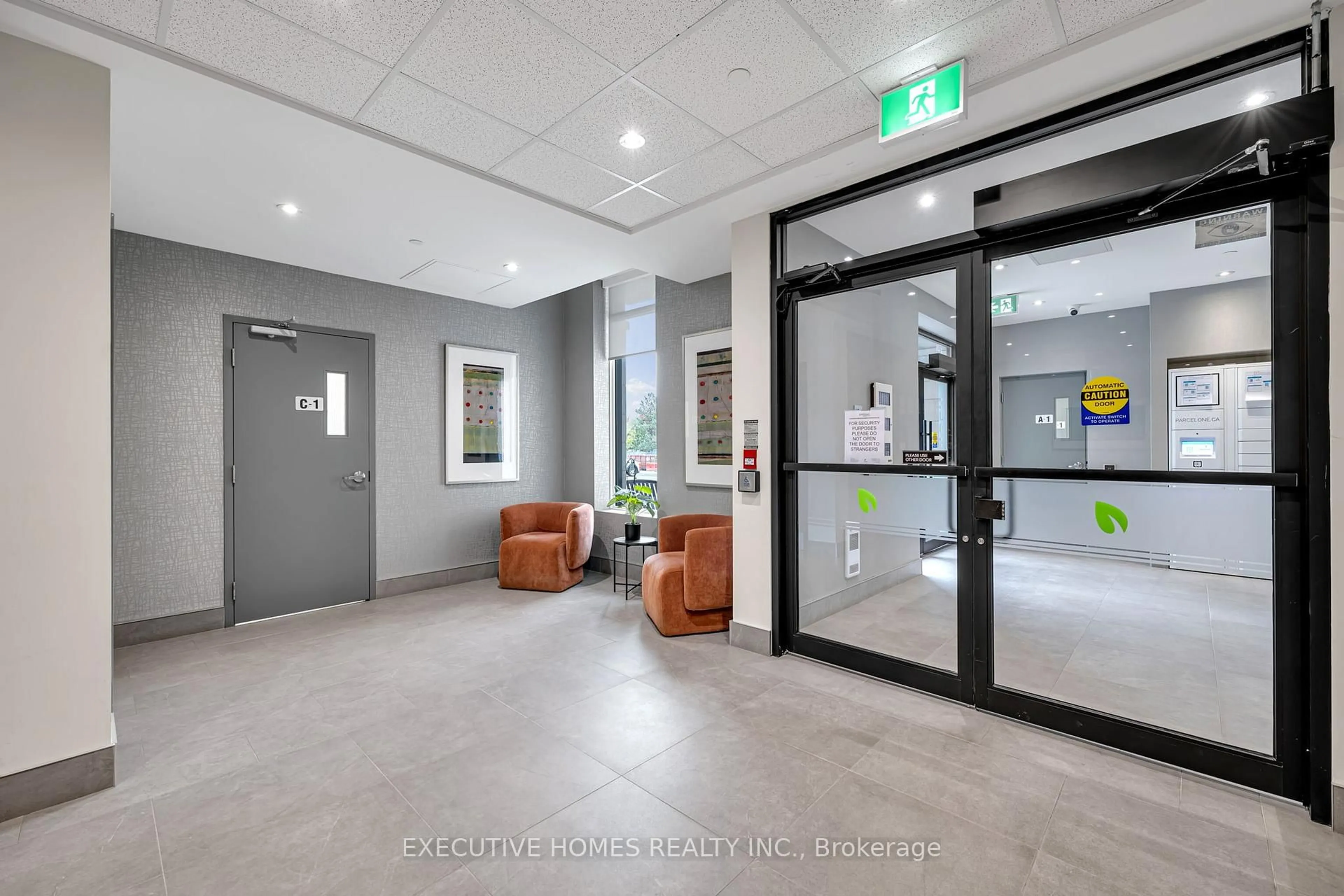 Indoor foyer for 5917 Main St #413, Whitchurch-Stouffville Ontario L4Z 1W7