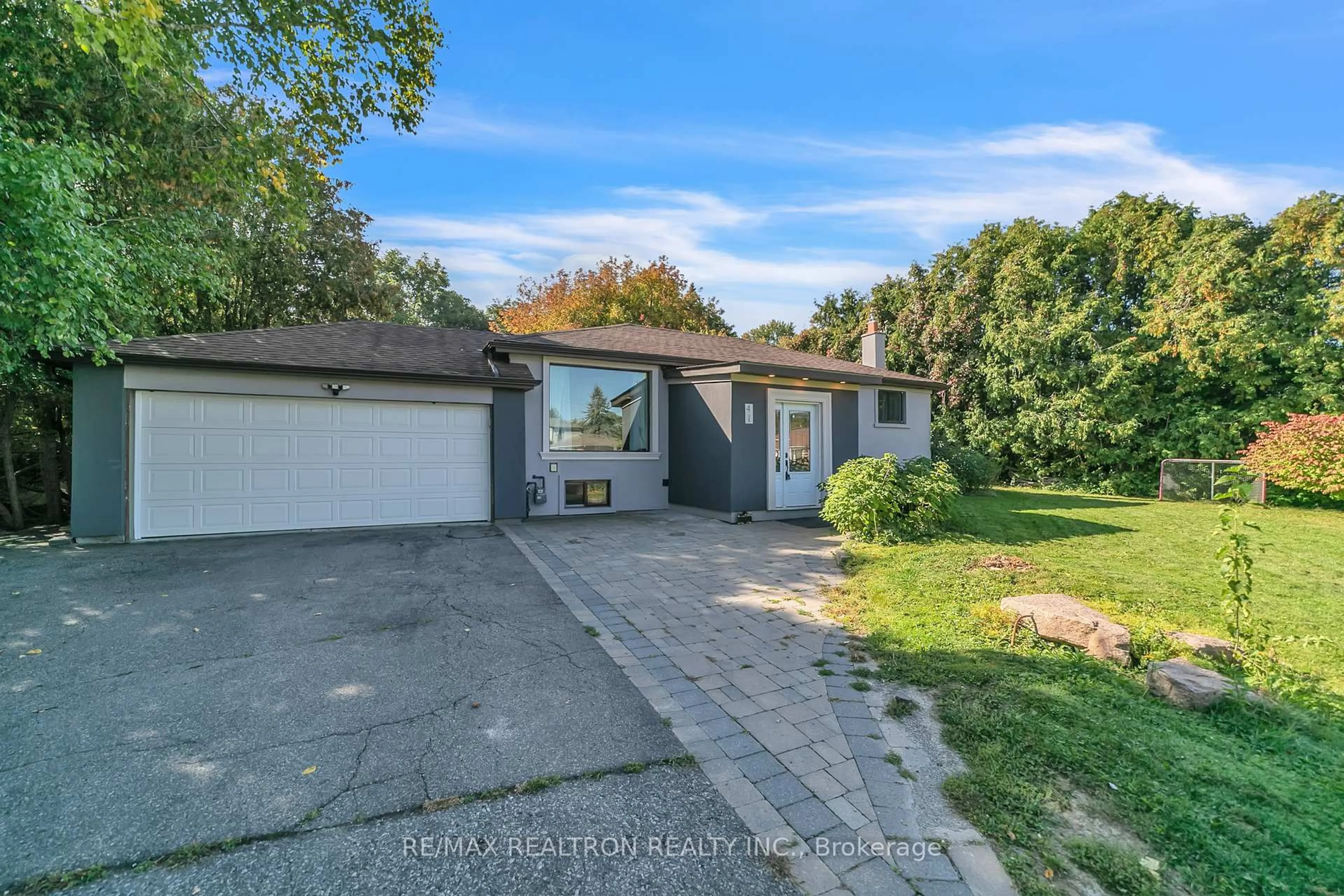 A pic from outside/outdoor area/front of a property/back of a property/a pic from drone, street for 41 Tecumseh Dr, Aurora Ontario L4G 2X2
