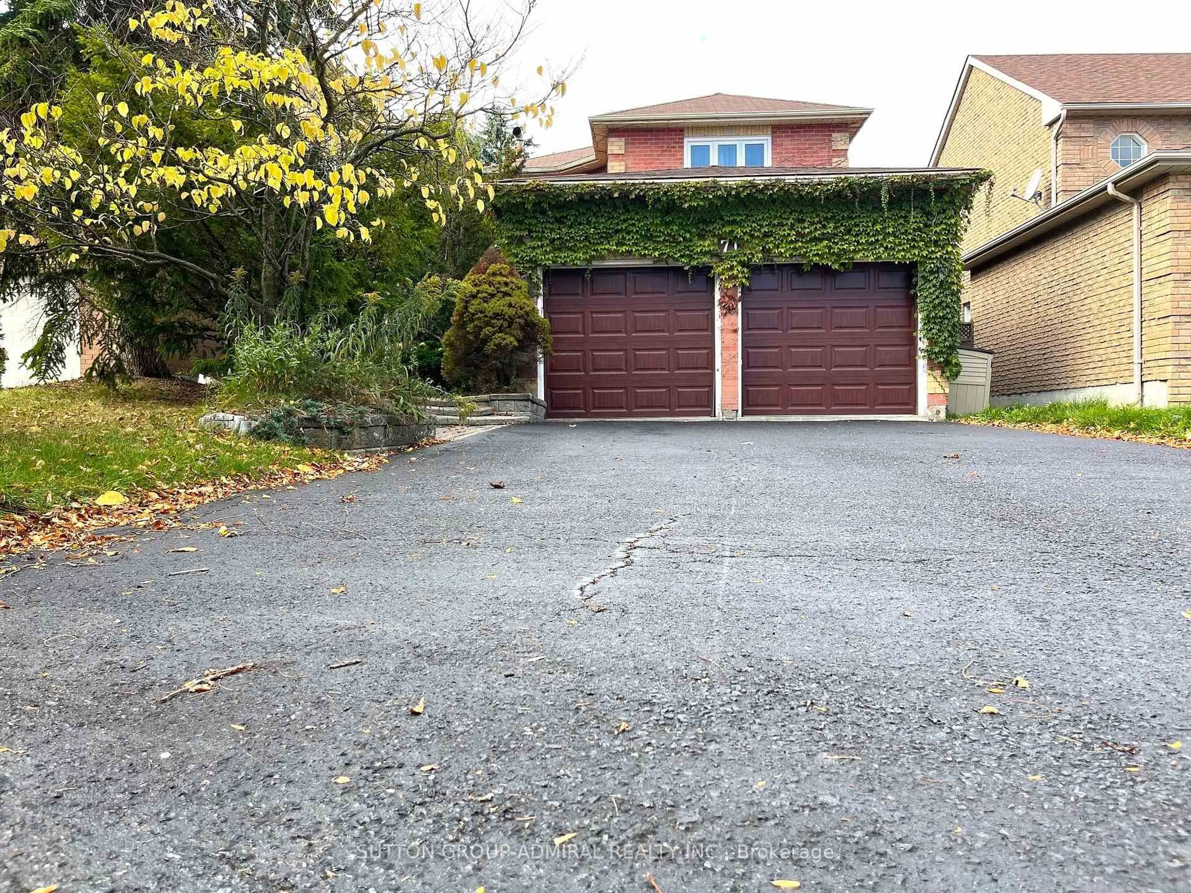 Indoor garage for 71 Covent Cres, Aurora Ontario L4G 6R1