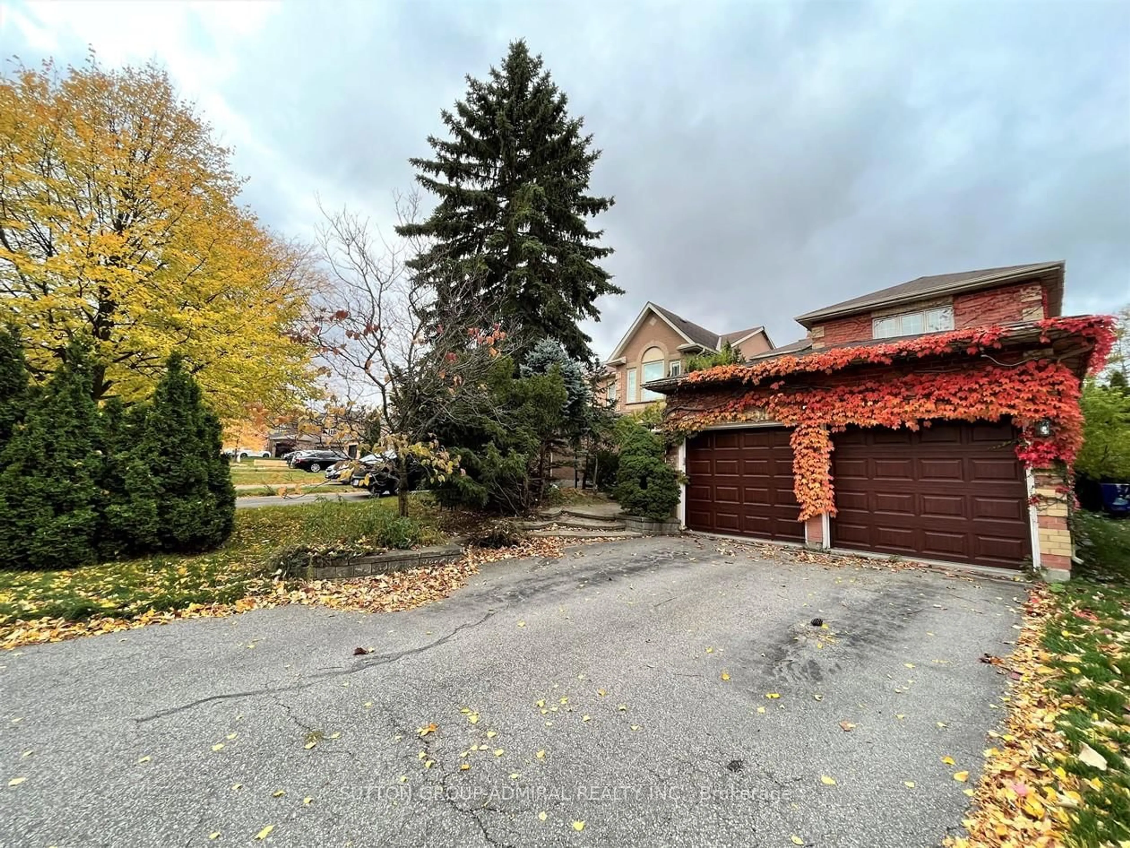 A pic from outside/outdoor area/front of a property/back of a property/a pic from drone, street for 71 Covent Cres, Aurora Ontario L4G 6R1