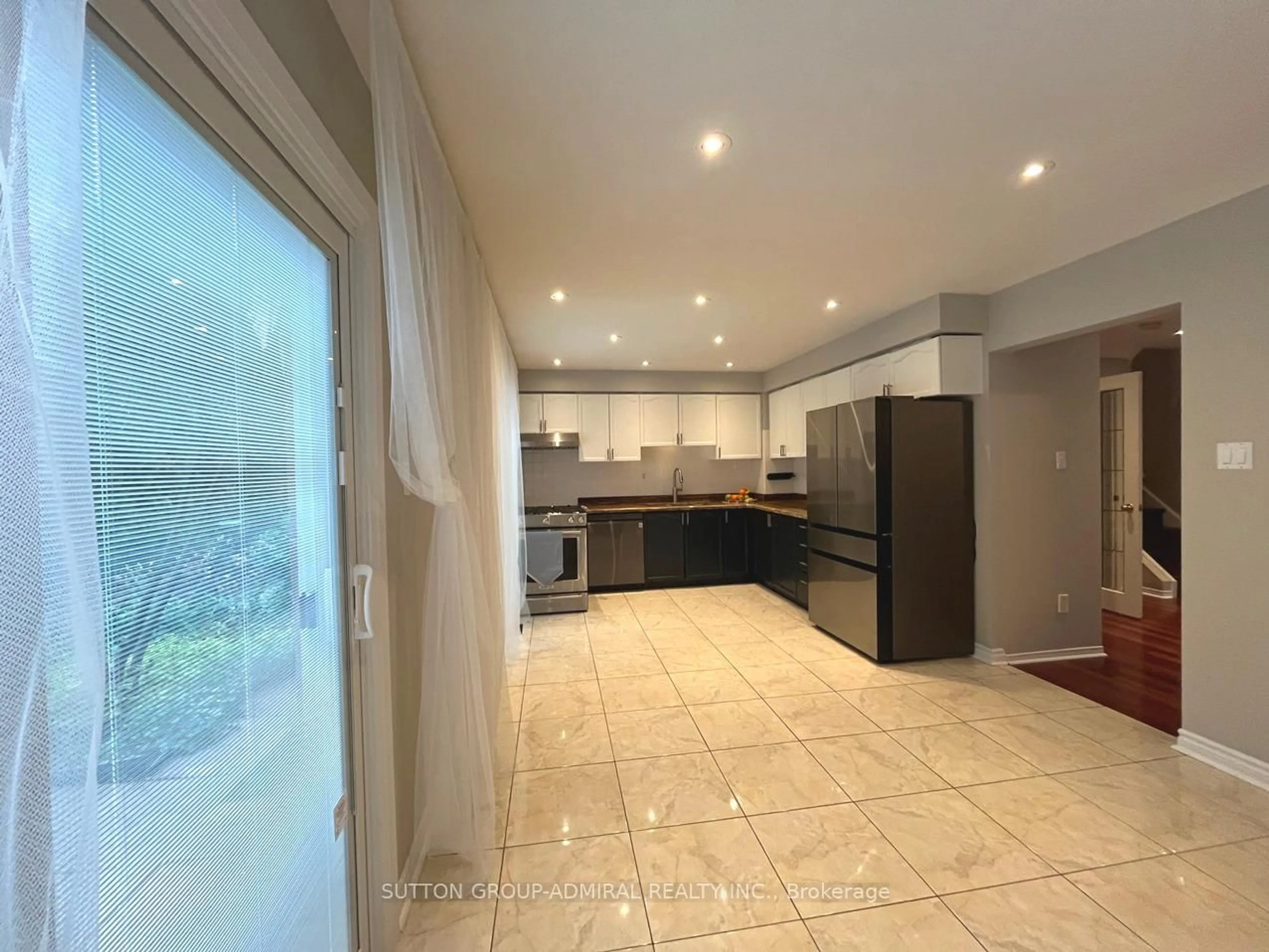 Open concept kitchen, ceramic/tile floor for 71 Covent Cres, Aurora Ontario L4G 6R1