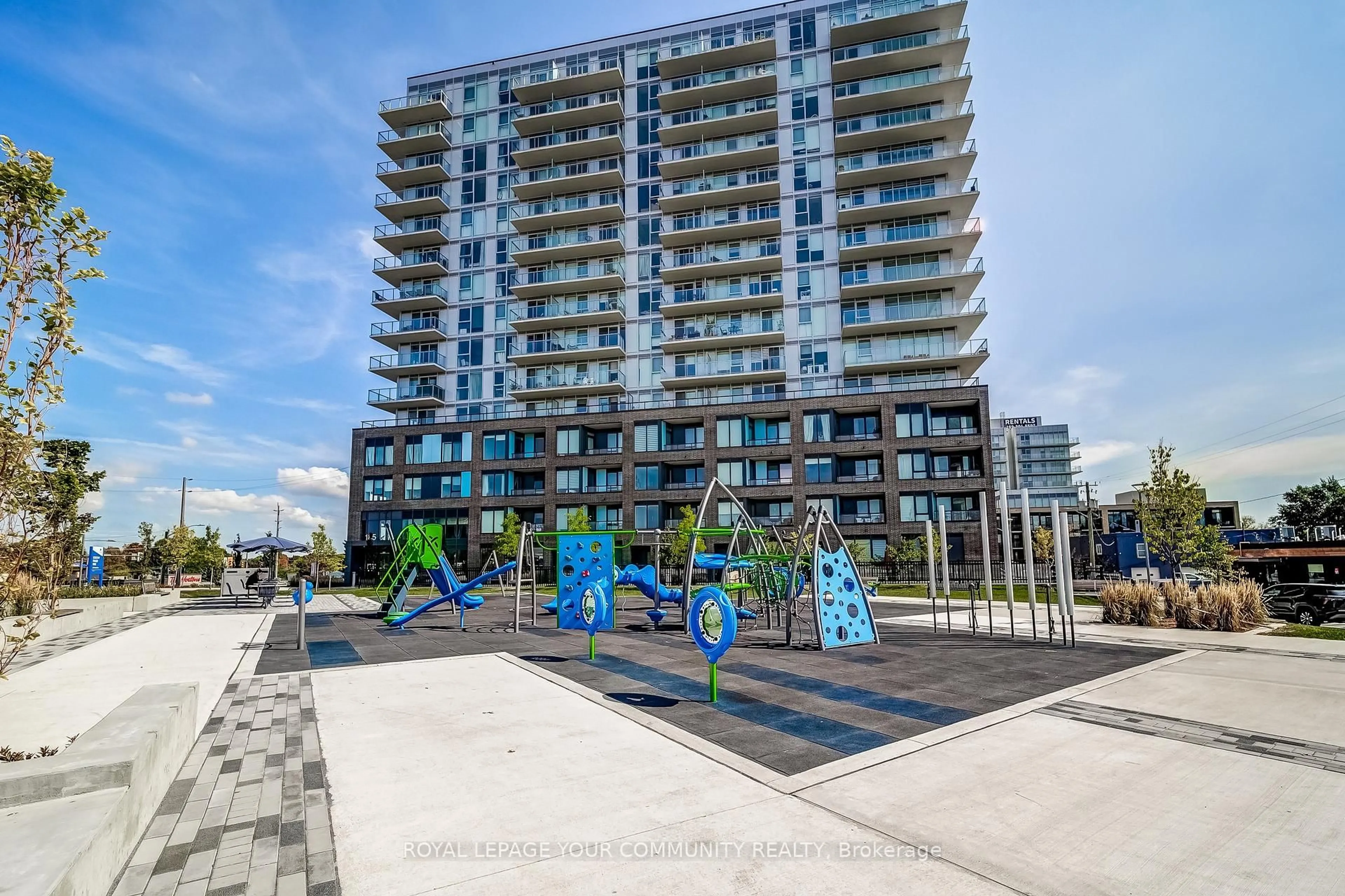 A pic from outside/outdoor area/front of a property/back of a property/a pic from drone, building for 185 Deerfield Rd #1110, Newmarket Ontario L3Y 0G7