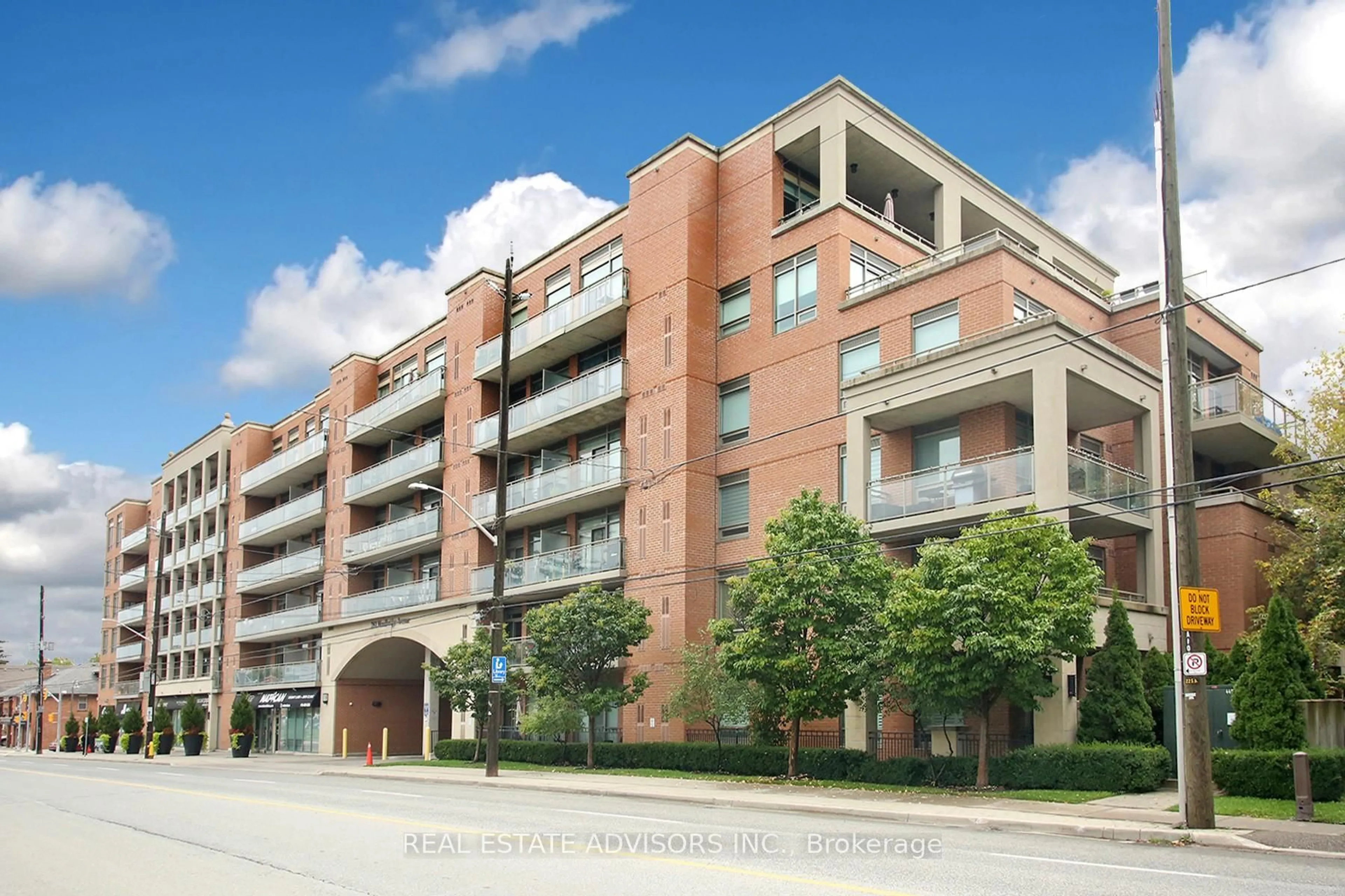 Patio, building for 281 Woodbridge Ave #PH642, Vaughan Ontario L4L 0C6