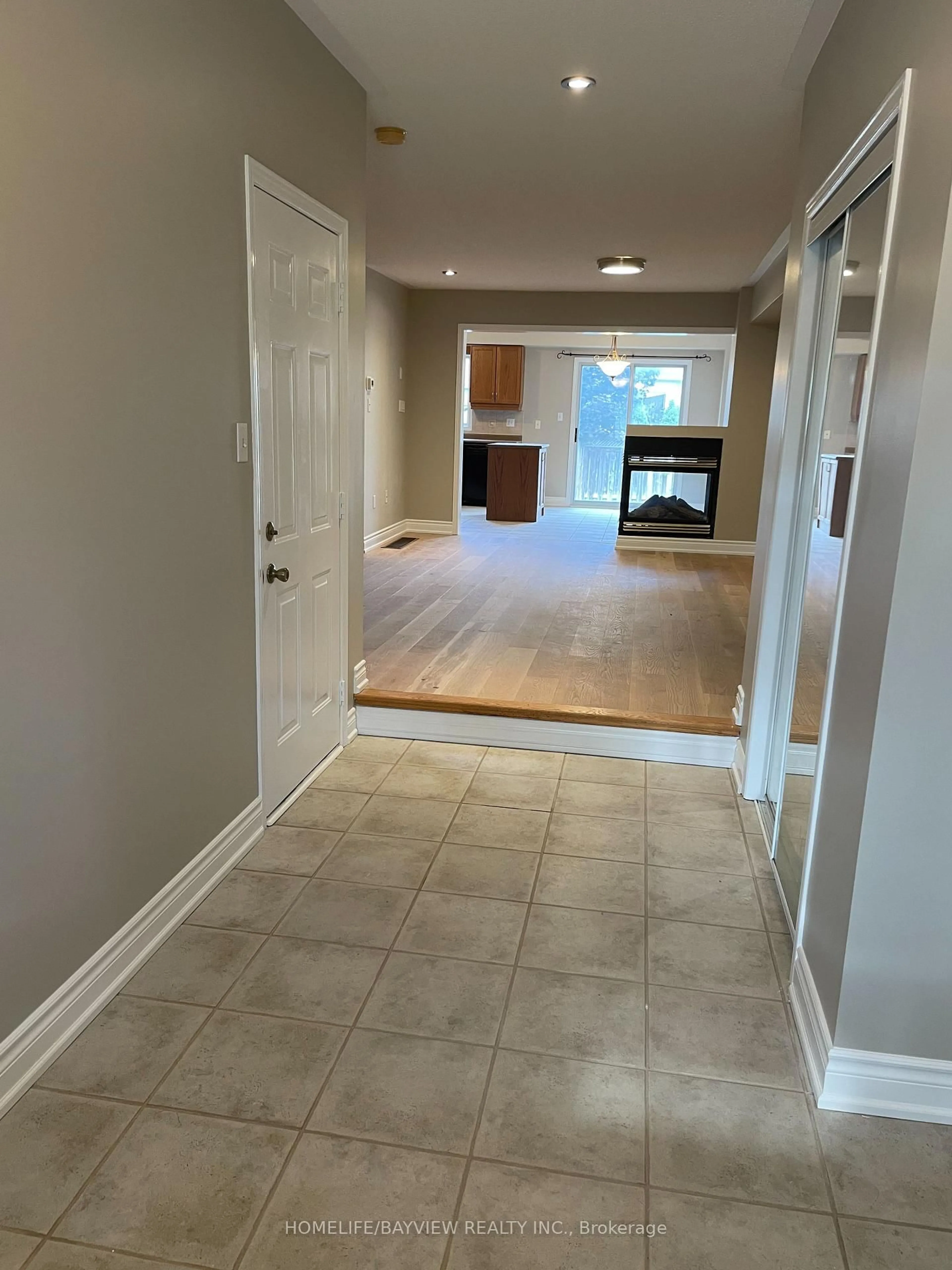 Indoor entryway for 16 Selkirk Dr, Richmond Hill Ontario L4B 4P5
