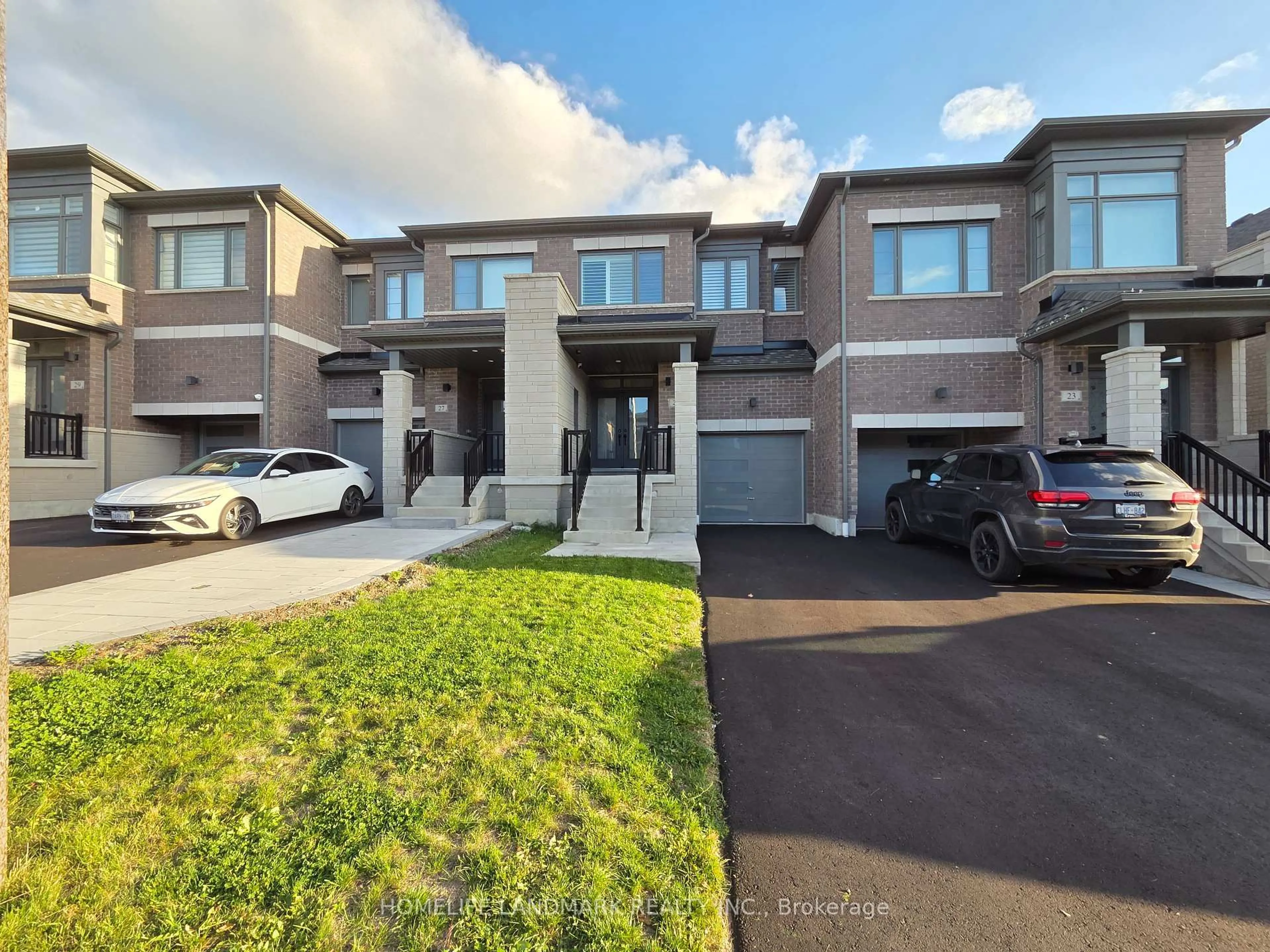 A pic from outside/outdoor area/front of a property/back of a property/a pic from drone, street for 25 Markview Rd, Whitchurch-Stouffville Ontario L4A 4W1