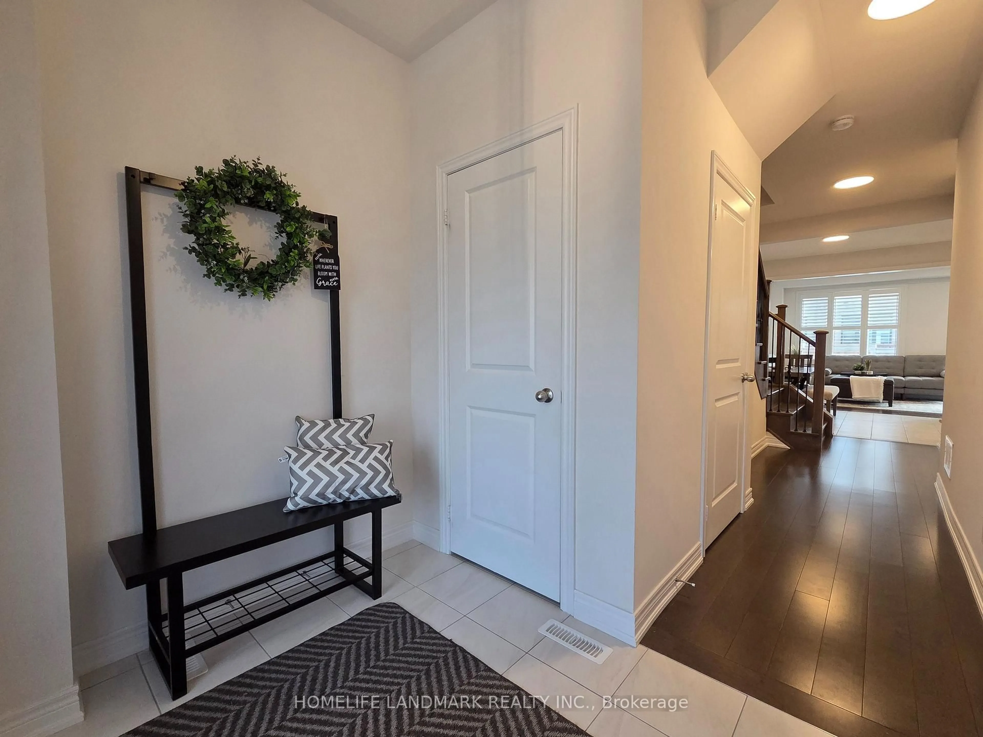 Indoor entryway for 25 Markview Rd, Whitchurch-Stouffville Ontario L4A 4W1