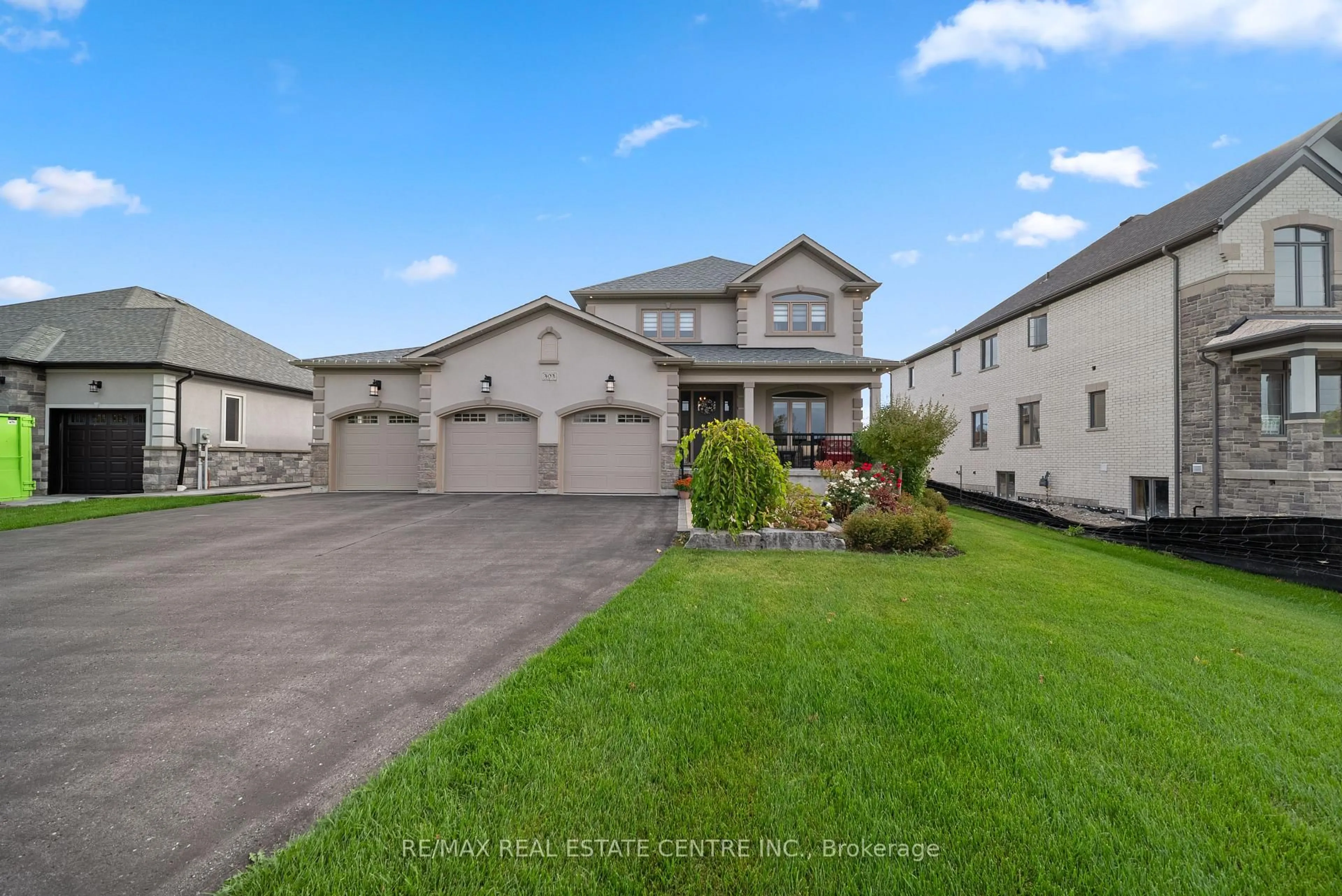 A pic from outside/outdoor area/front of a property/back of a property/a pic from drone, unknown for 303 Sunnybrae Ave, Innisfil Ontario L9S 1E5