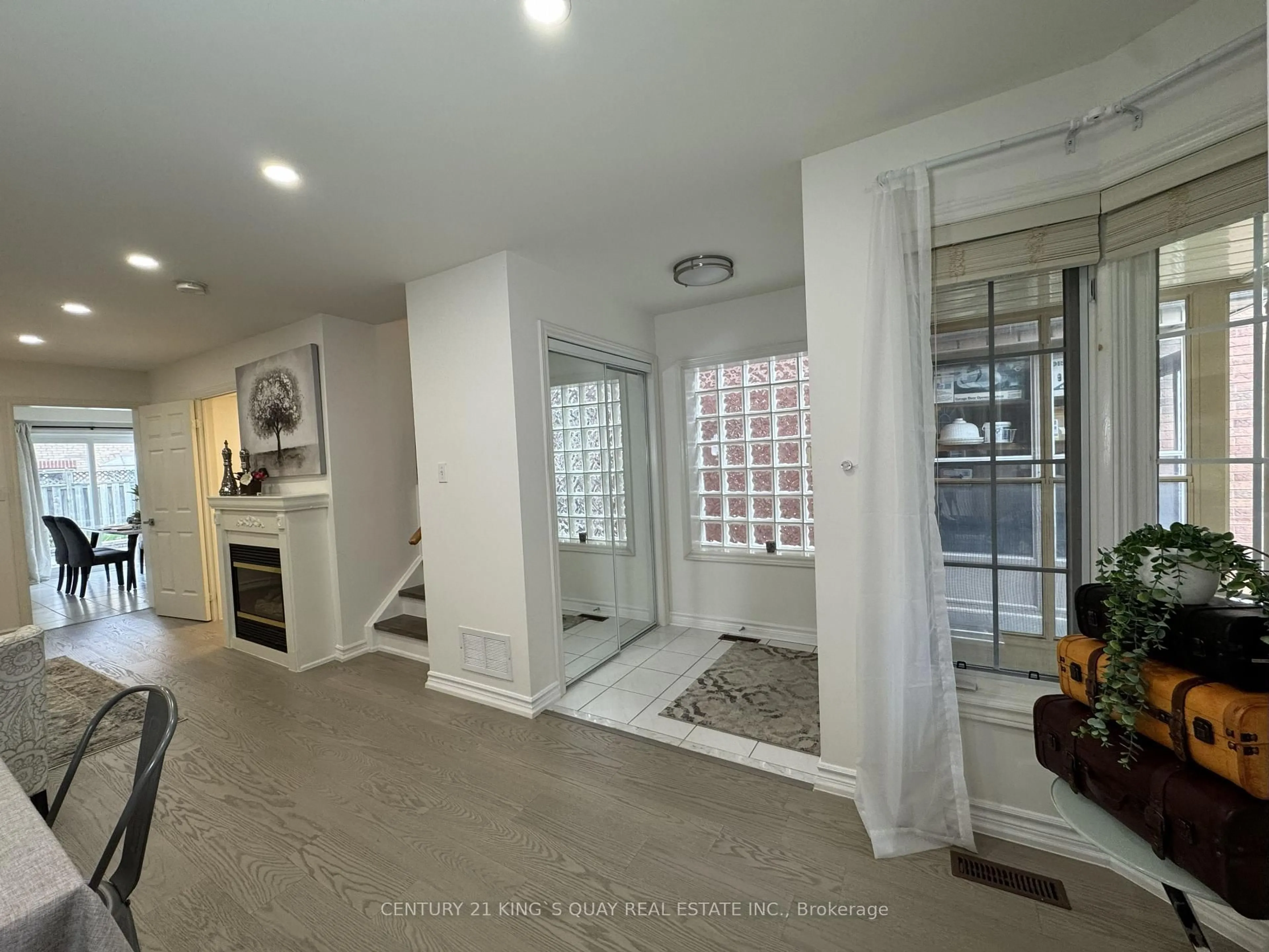 Indoor entryway for 114 Greensboro Dr, Markham Ontario L3R 0W1