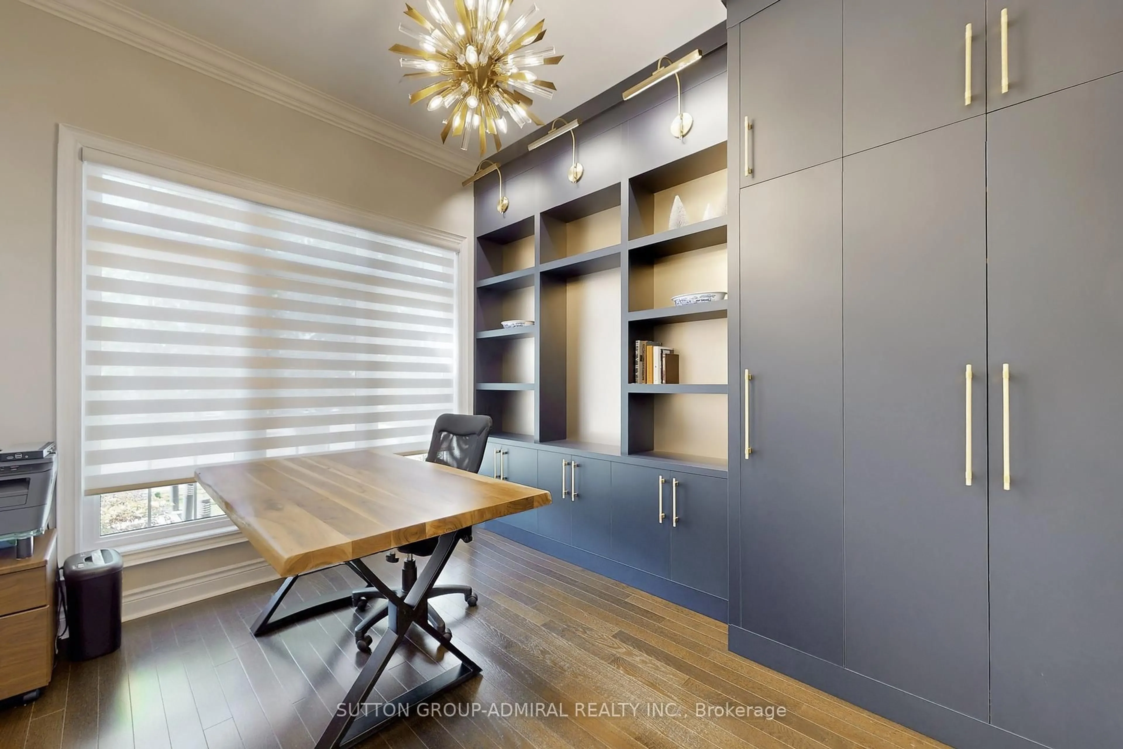 Contemporary kitchen, wood/laminate floor for 37 Cedarpoint Crt, Vaughan Ontario L6A 4P7
