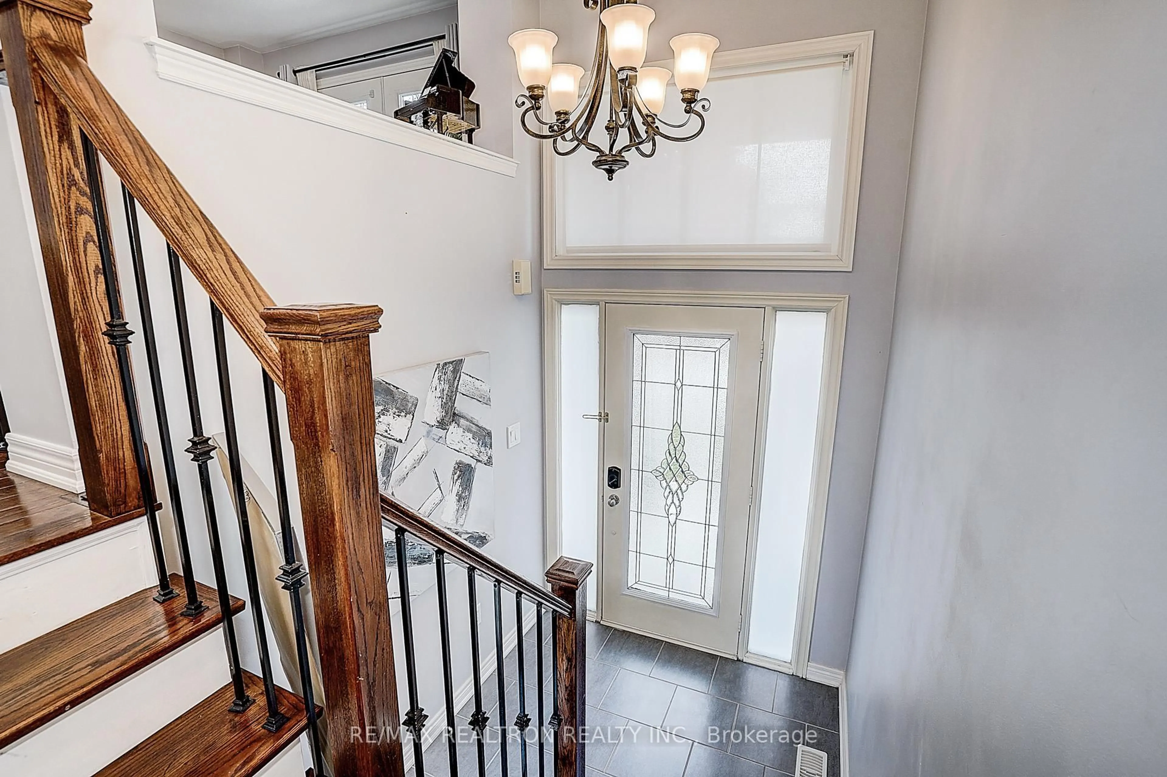 Indoor entryway for 976 Millard St, Whitchurch-Stouffville Ontario L4A 0T2