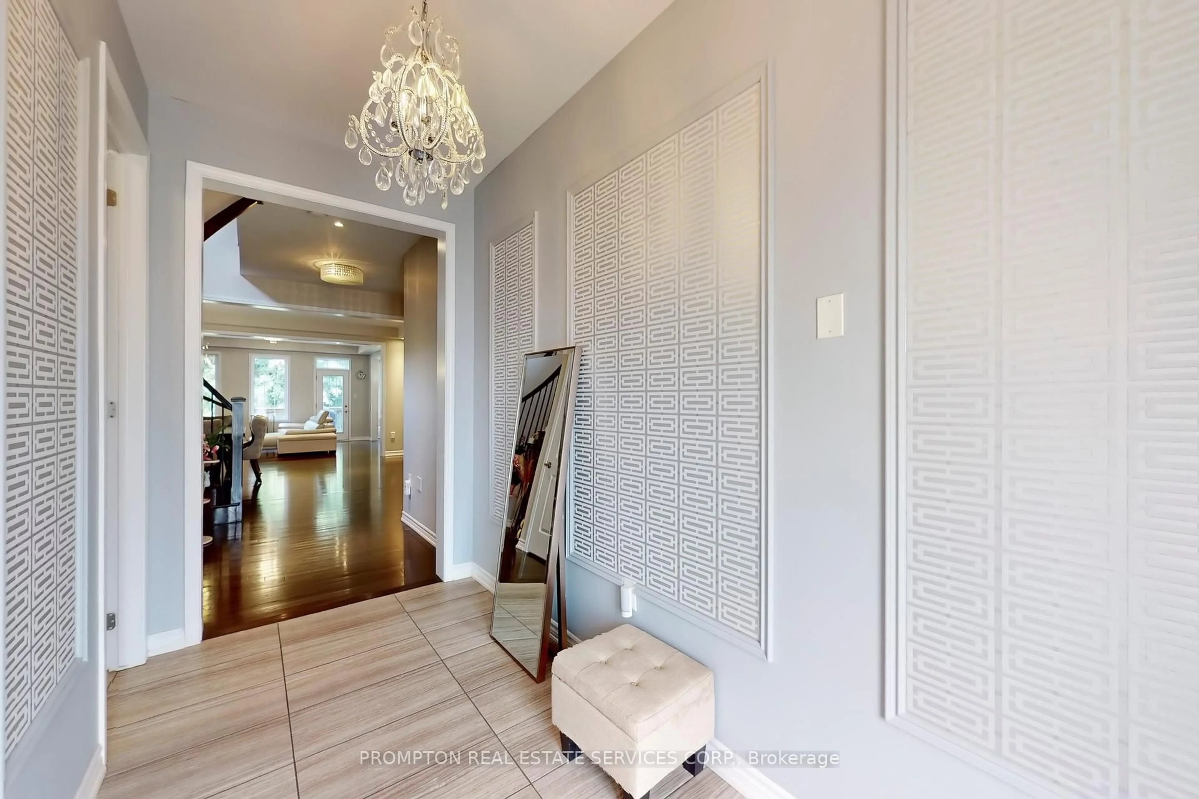 Indoor entryway for 333 Thomas Phillips Dr, Aurora Ontario L4G 0T3