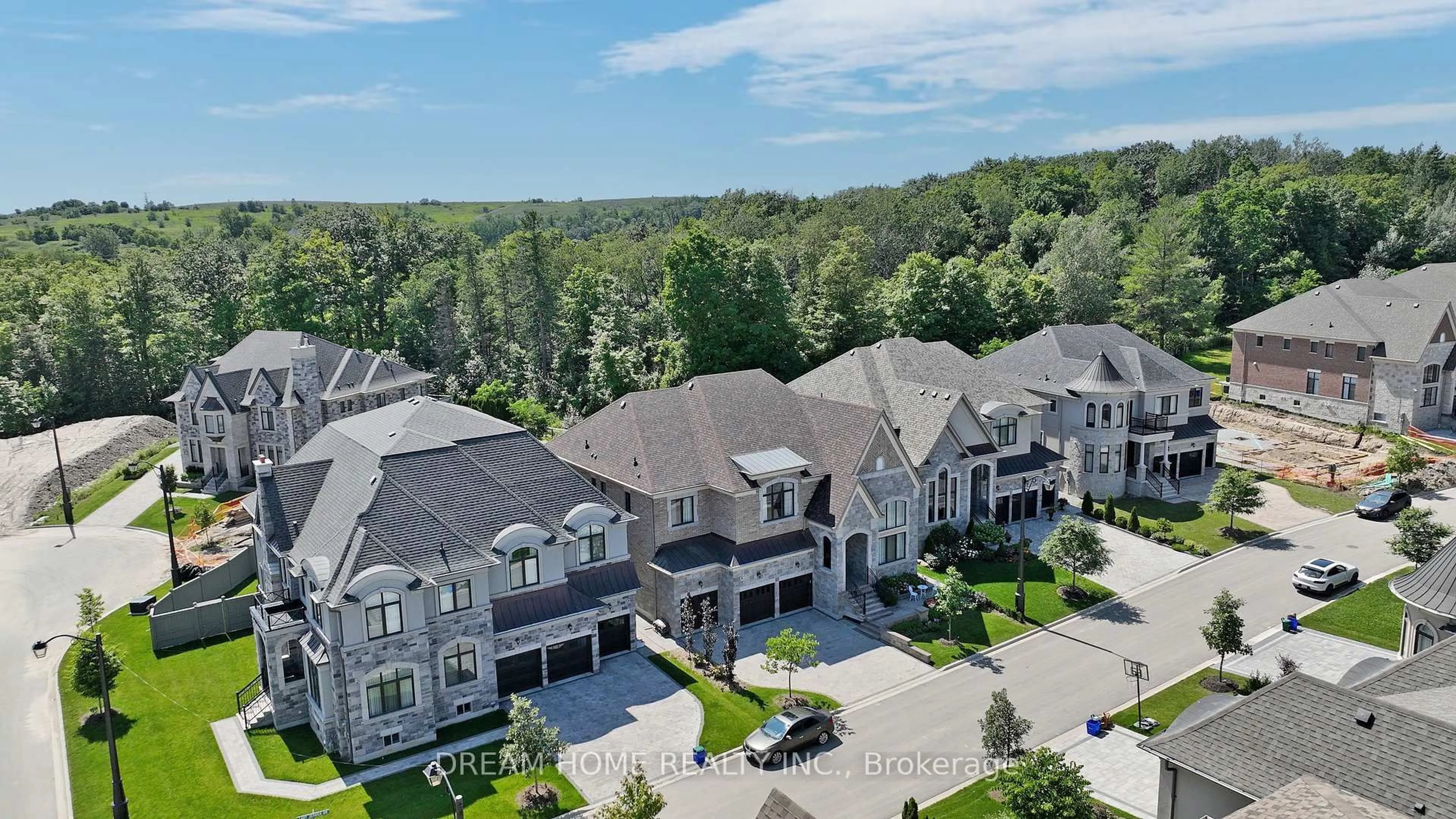 A pic from outside/outdoor area/front of a property/back of a property/a pic from drone, mountain view for 140 Lady Jessica Dr, Vaughan Ontario L6A 4Z7
