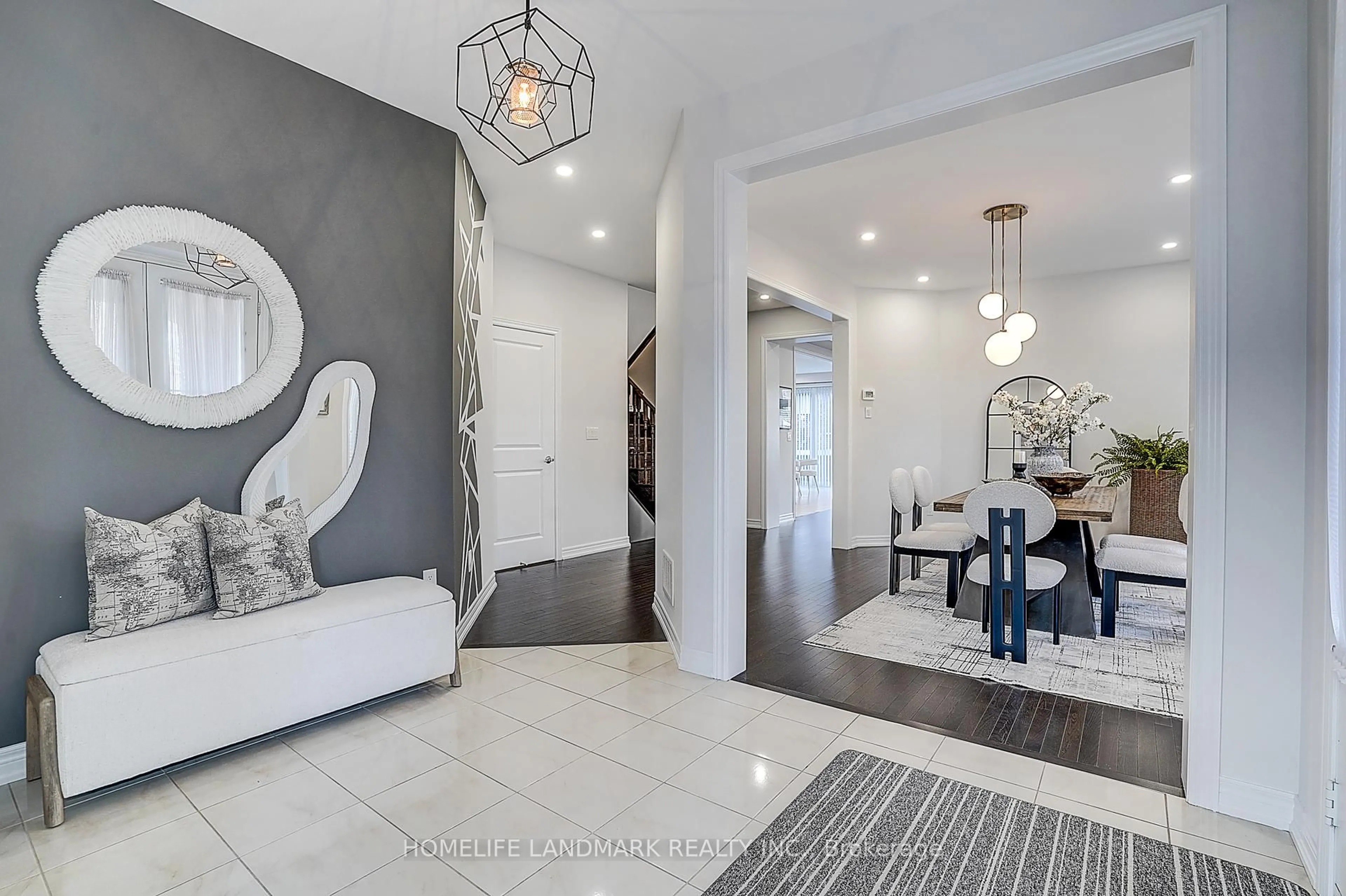 Indoor entryway for 174 Sharon Creek Dr, East Gwillimbury Ontario L9N 0P9