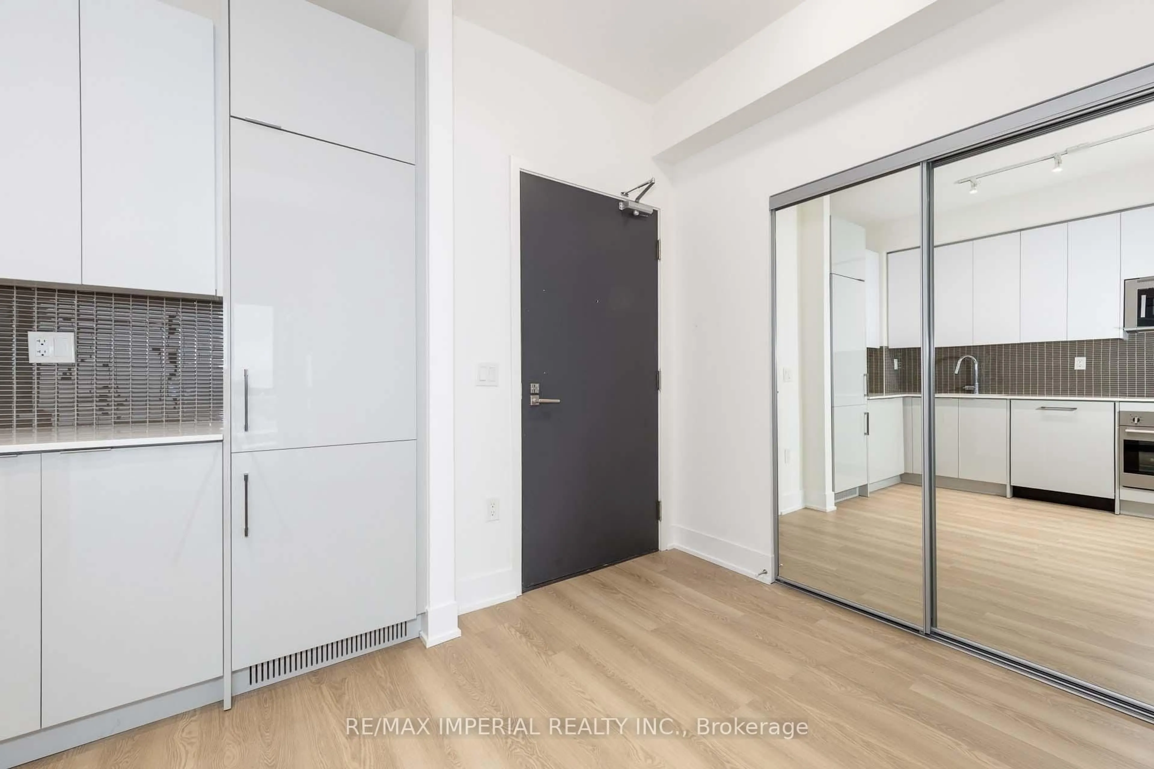 Indoor foyer for 2916 Highway 7 #701, Vaughan Ontario L4K 0K6